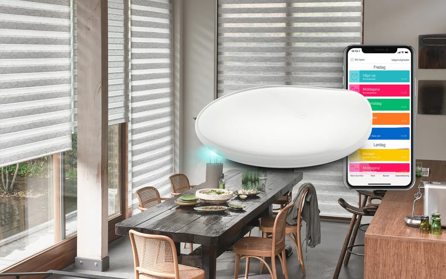 Lysegrå duo-rulle i en spisestue med PowerView® automation ovenpå