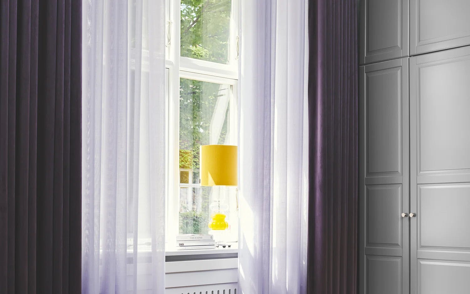 Dobbelt lag gardiner og hotelinspireret stil