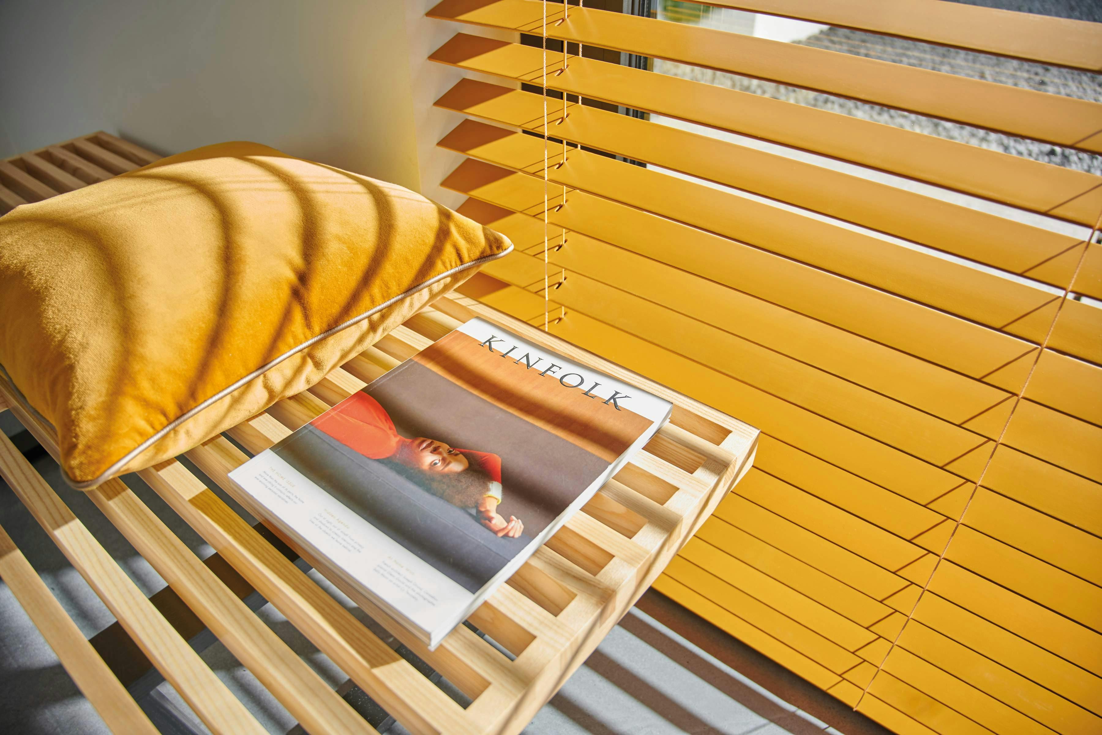 Beeldmateriaal: Okergele Houten Jaloezieën van Luxaflex® & beeld van Flexa in kleur 100bubbels