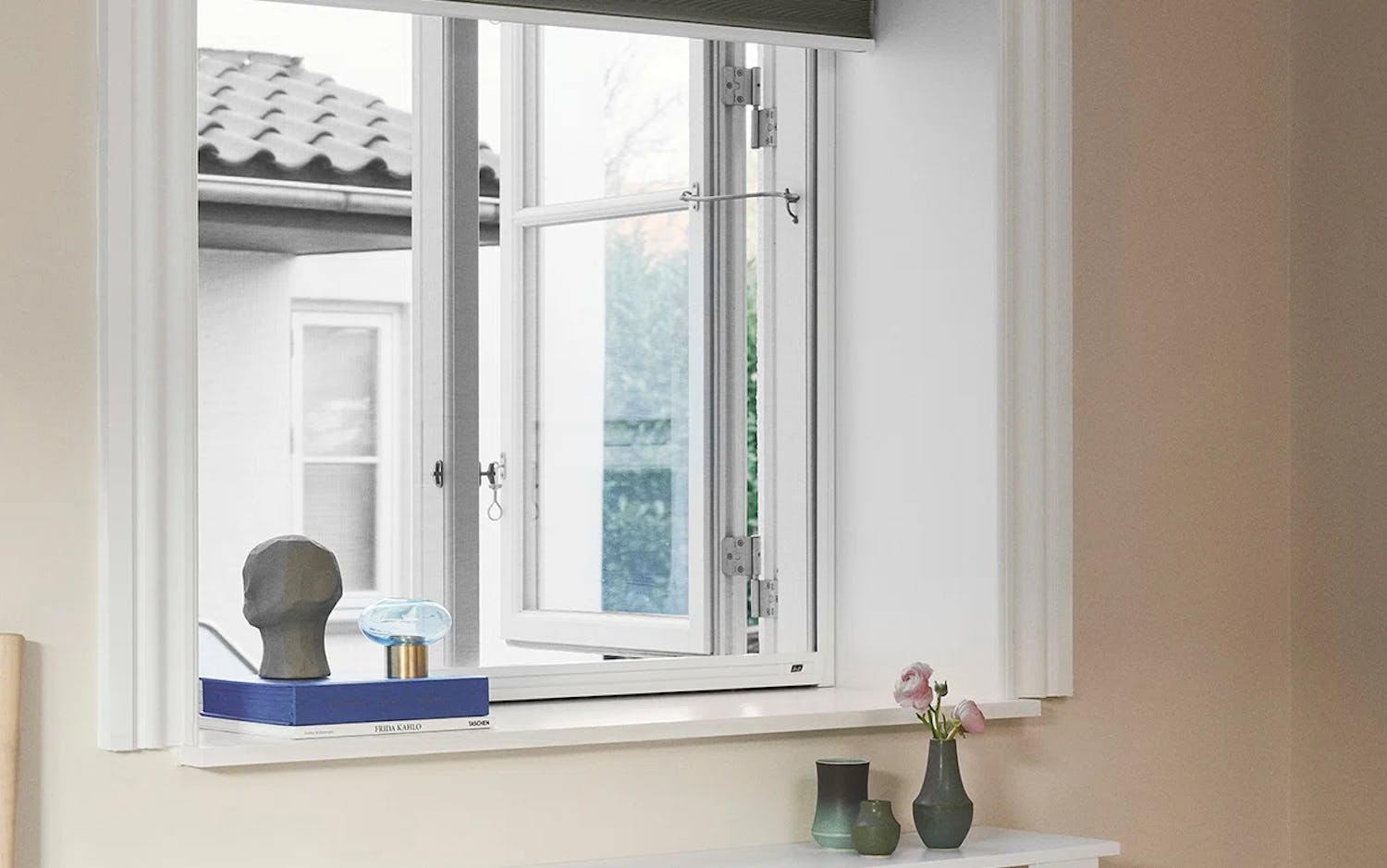 Vindue med Luxaflex® insektnet og Duette® gardin i soveværelse