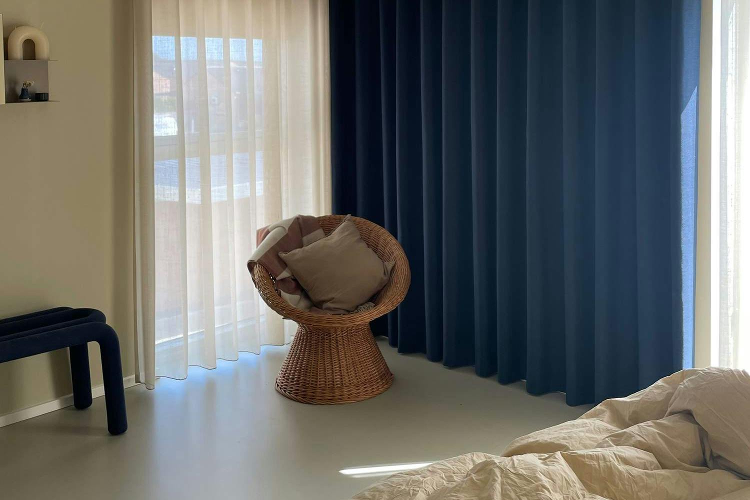 Kongeblå gardiner og gennemsigtige, lyse gardiner i soveværelset