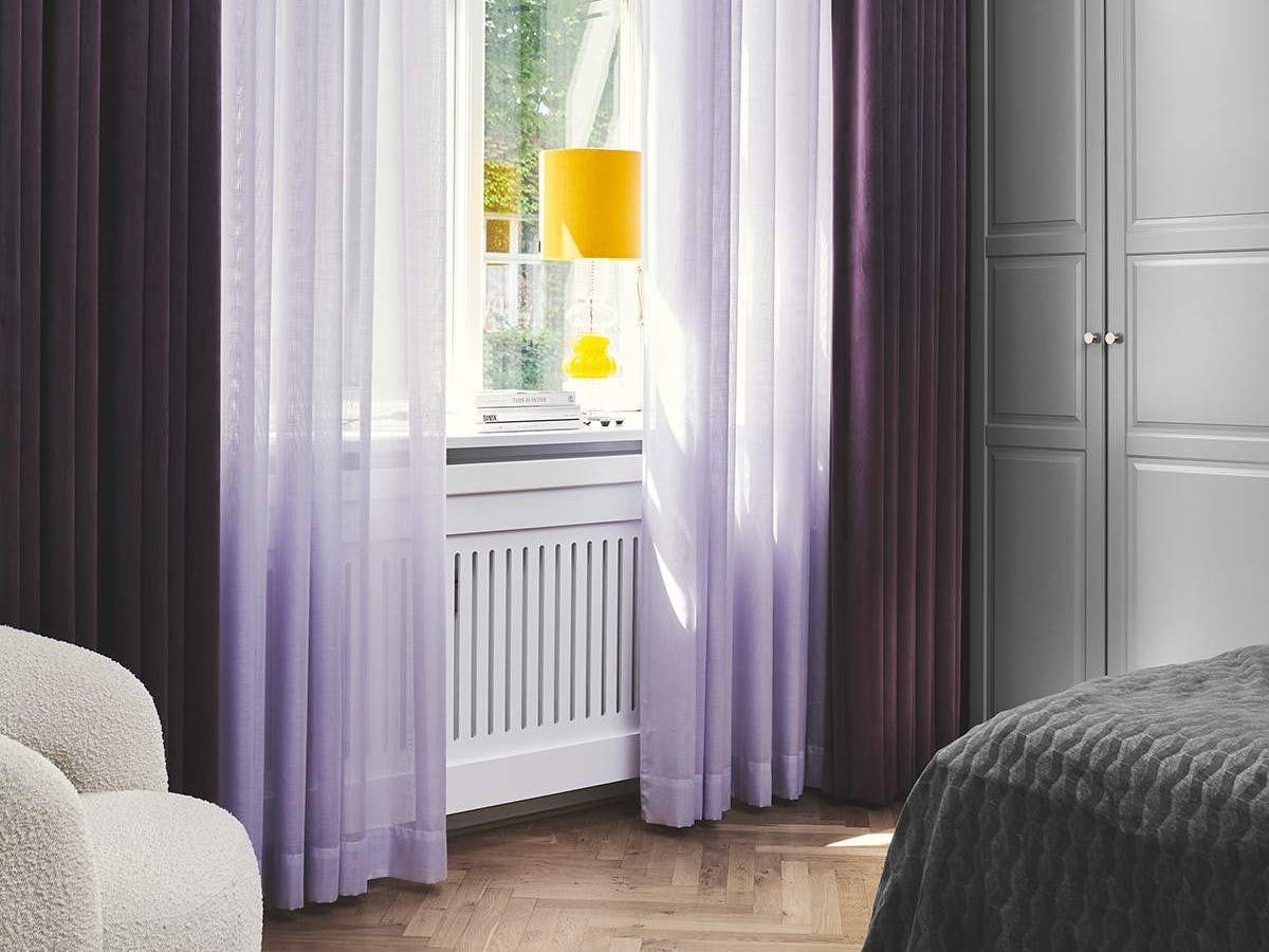 Dobbelt op på lilla gardiner i soveværelset