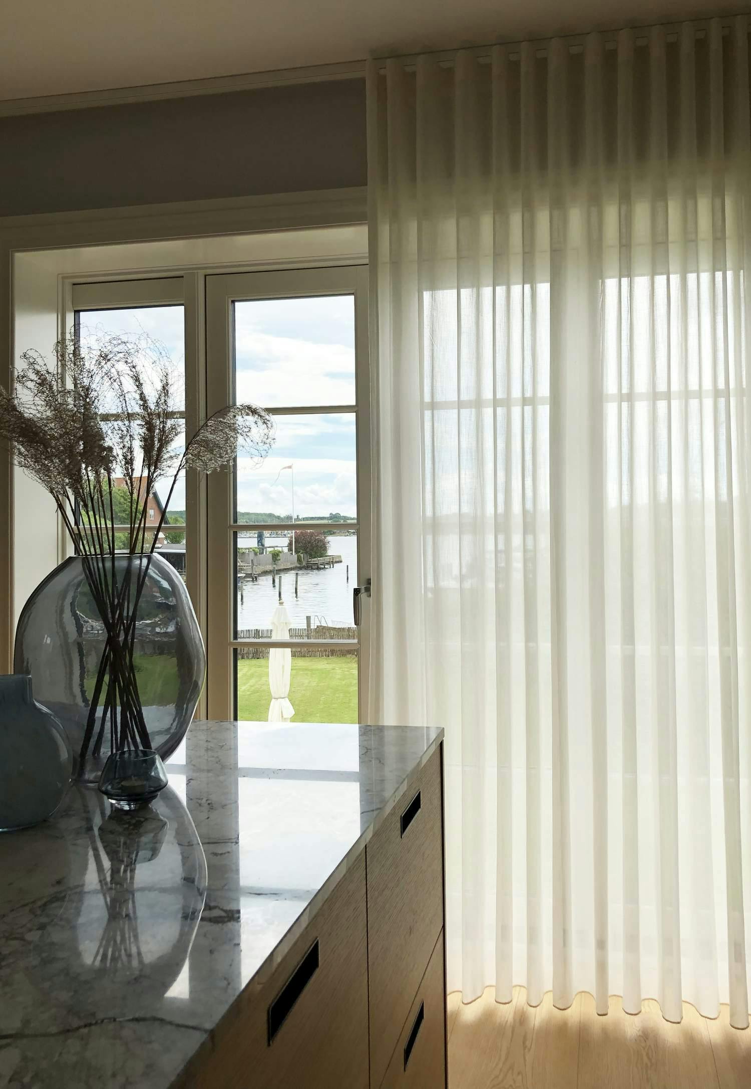 Gennemsigtige og lyse køkkengardiner fra Forecast-serien