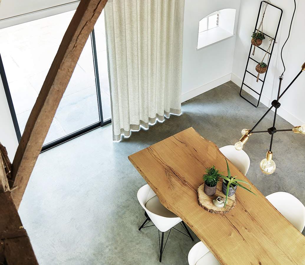 Nordisk indretning med mange naturlige elementer