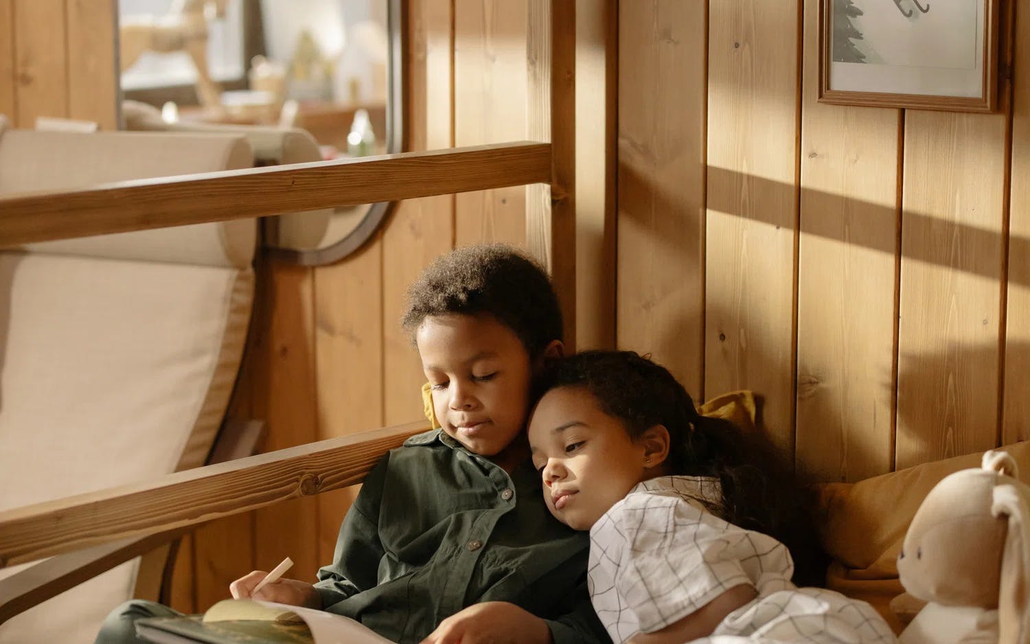Kinderen in een kinderkamer