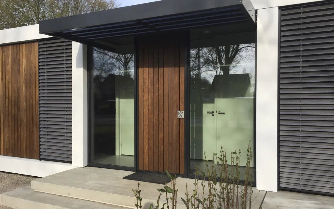 Zwarte Buitenjaloezie