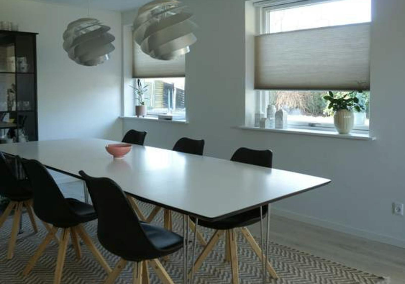 Efter: Duette® gardiner med Top Down/Bottom Up. - Før: Vinduerne står tomme.