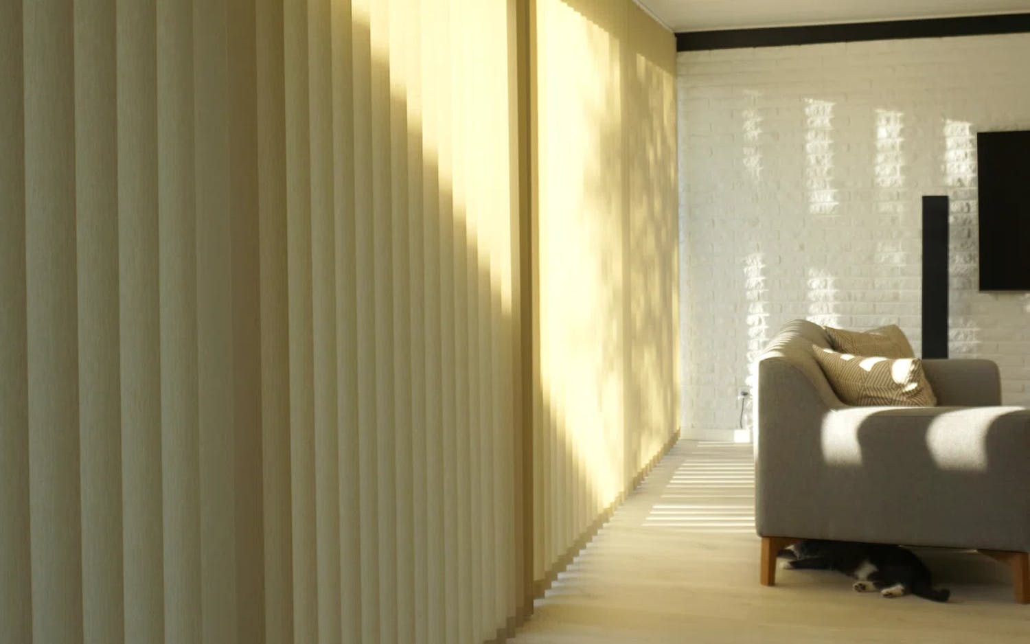 Stuen er hjemmets nye omdrejningspunkt, nu med lamelgardiner.