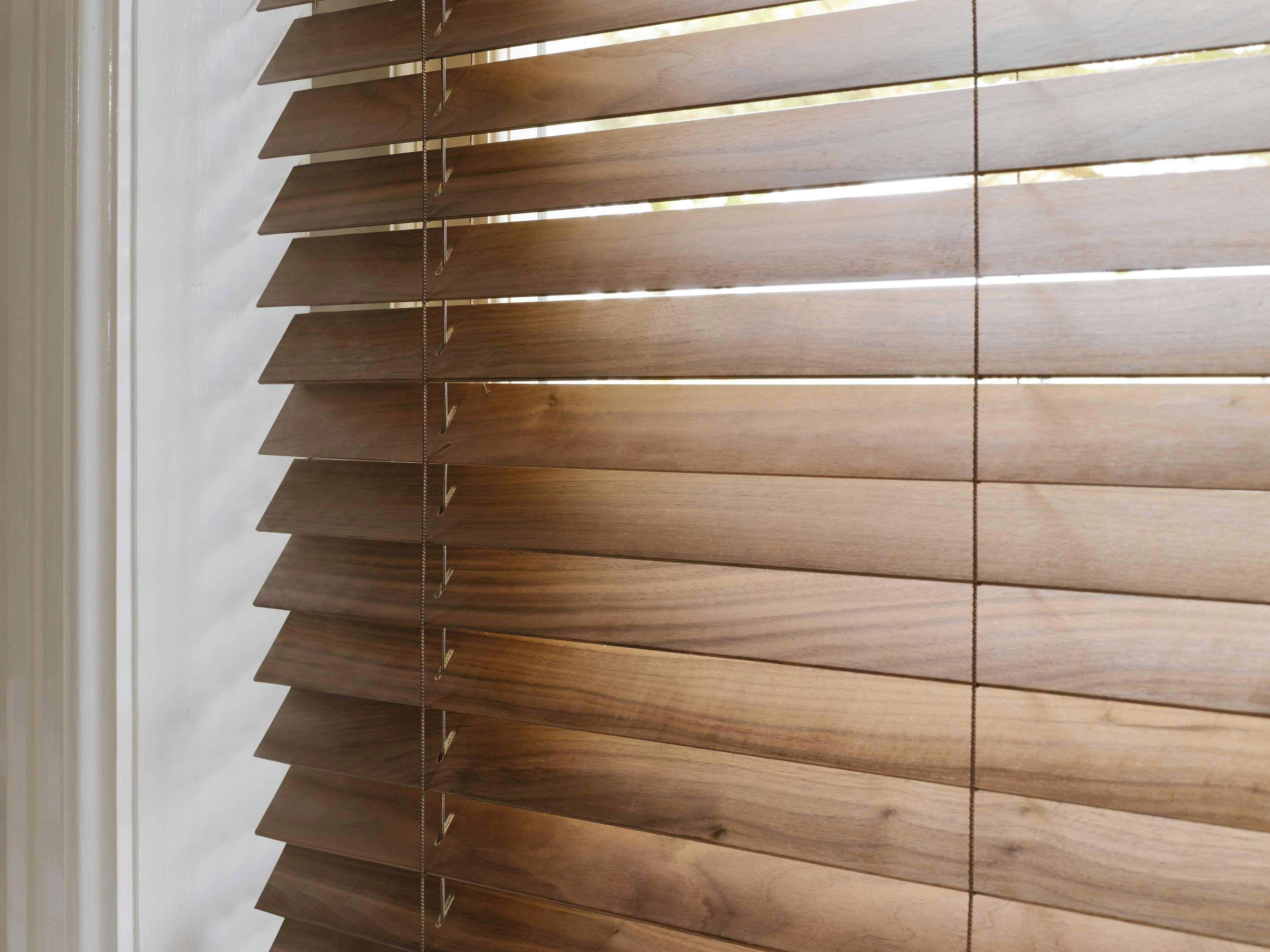 Beeldmateriaal: natuurlijke houten jaloezieën