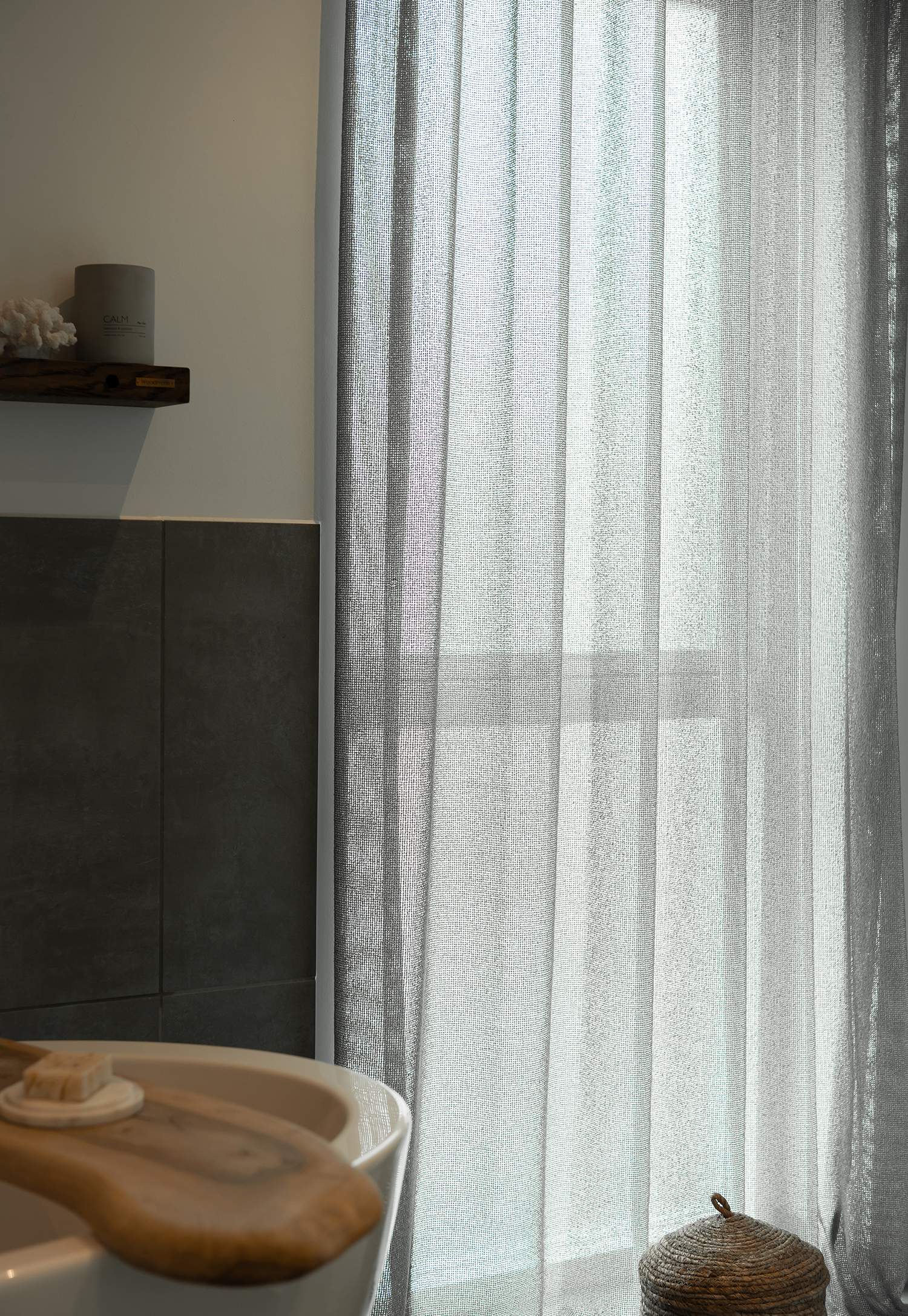 Afskærmning af badeværelsesvindue med gardiner