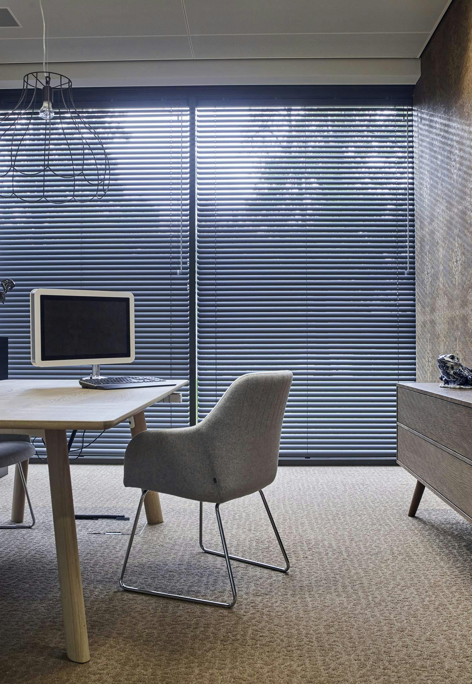 Stores Vénitiens bleus dans votre bureau à domicile