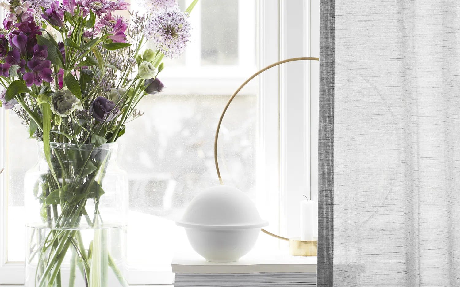 Innred vinduskarmen med snittblomster