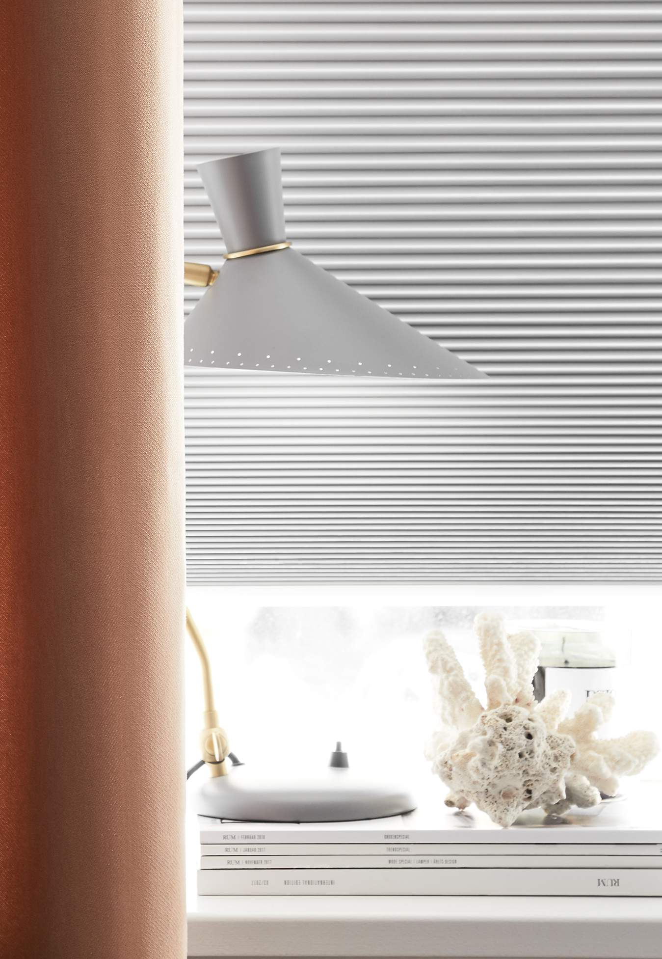 Skulpturelle former i vinduskarmen