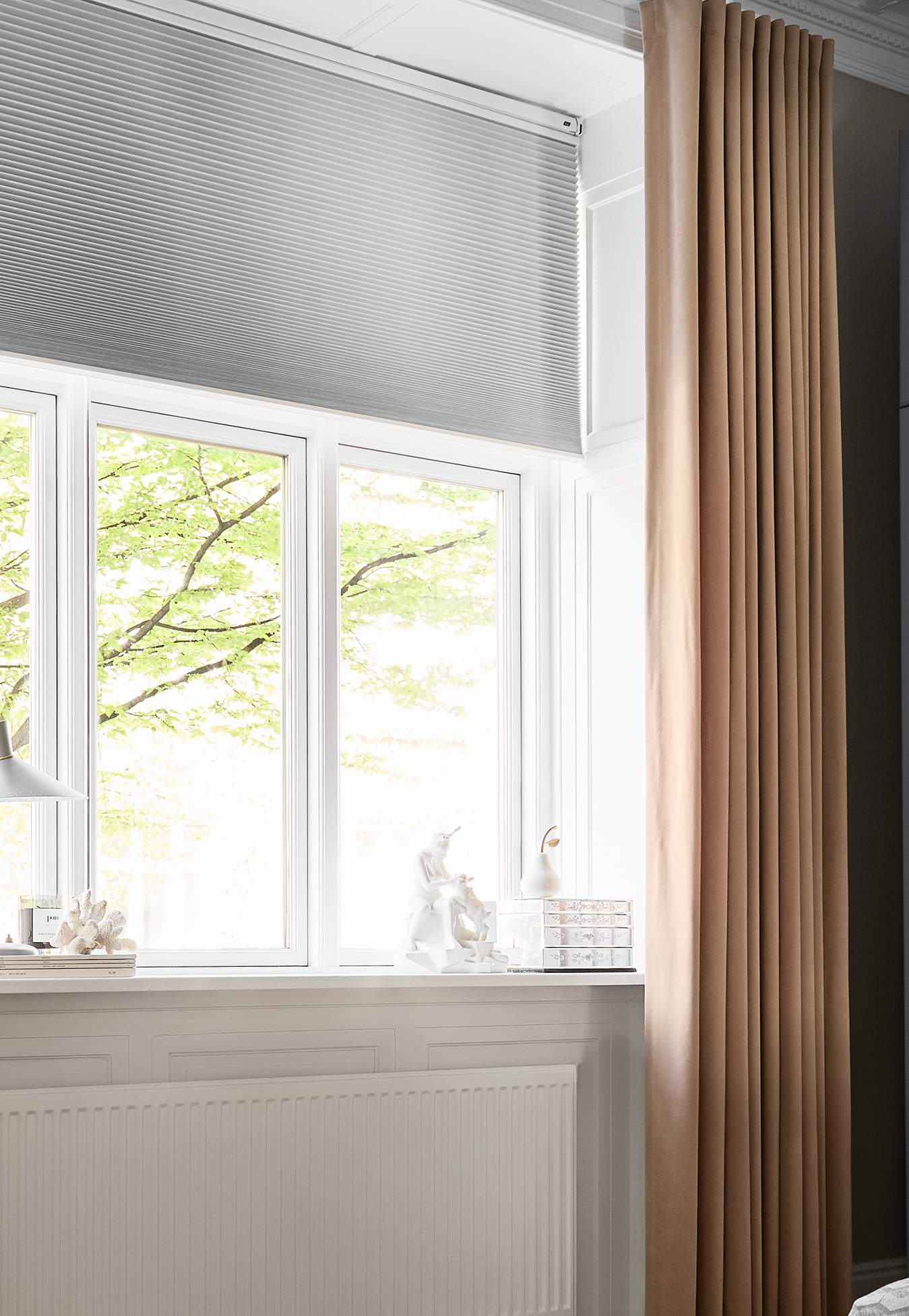 Ram inn vinduet med vakre gardinlengder