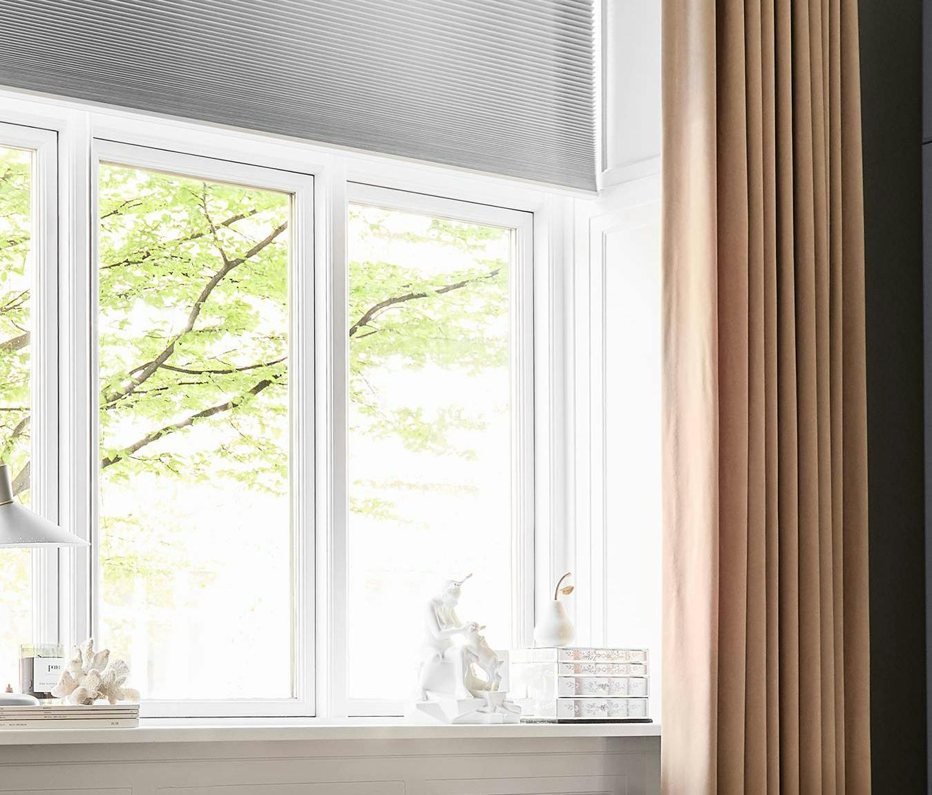 Ram inn vinduet med vakre gardinlengder