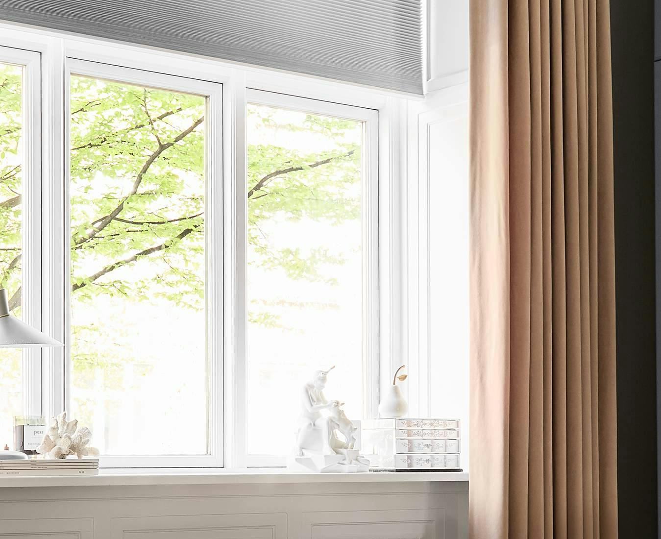 Ram inn vinduet med vakre gardinlengder
