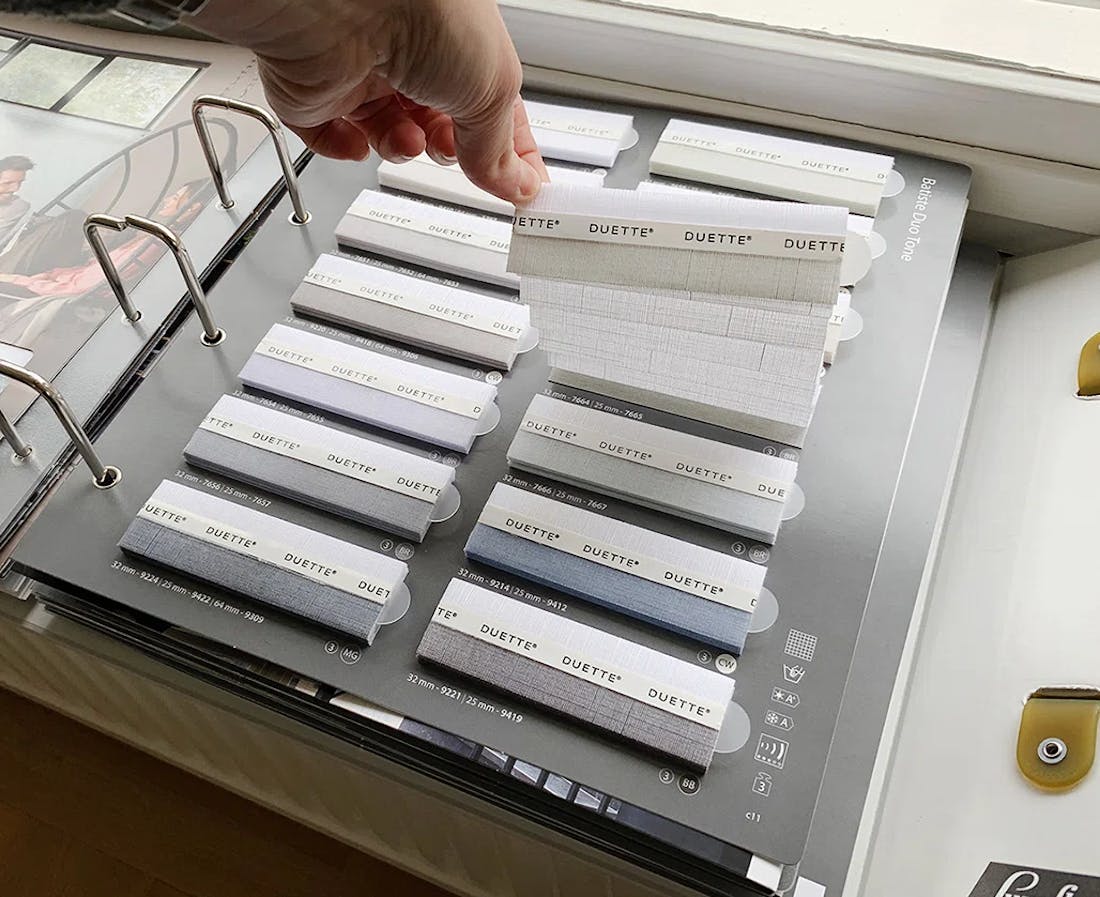 Forbedre akustikken med et gardin fra Luxaflex® Duette® kolleksjonen