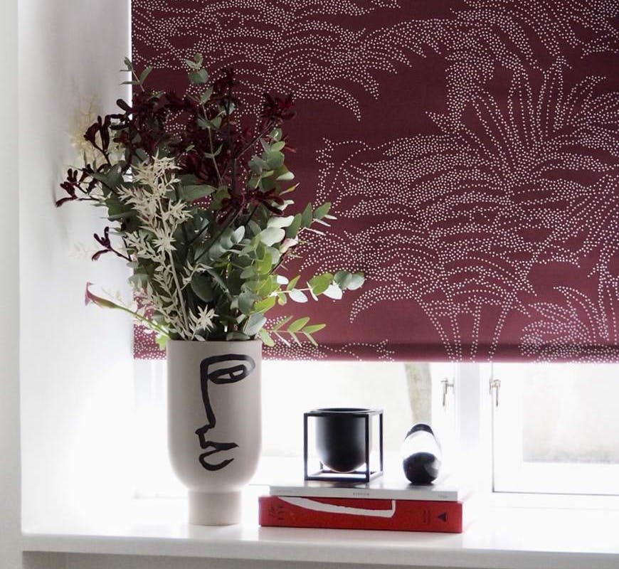 Mørkleggende rullegardin i rødt