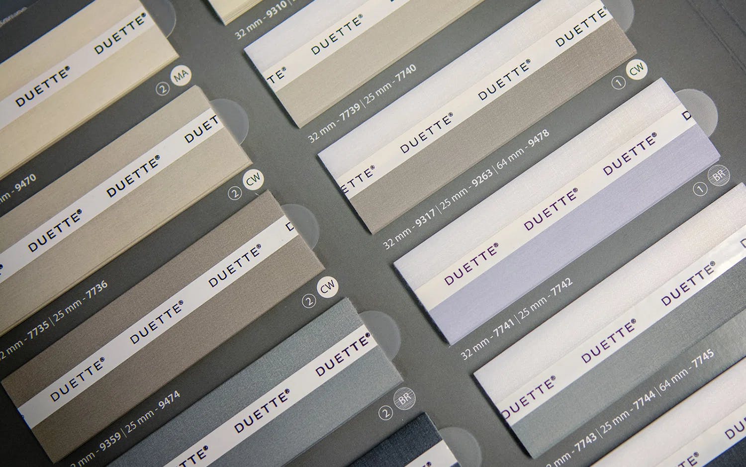 Prøve fra Luxaflex® kolleksjonsbok Duette® gardiner