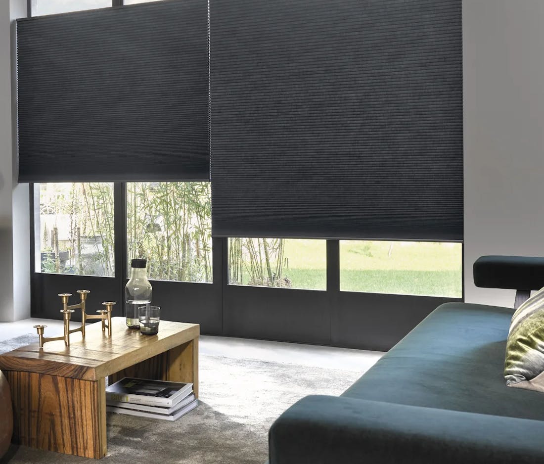 Sort Duette® gardin, modell Top Down/Bottom Up