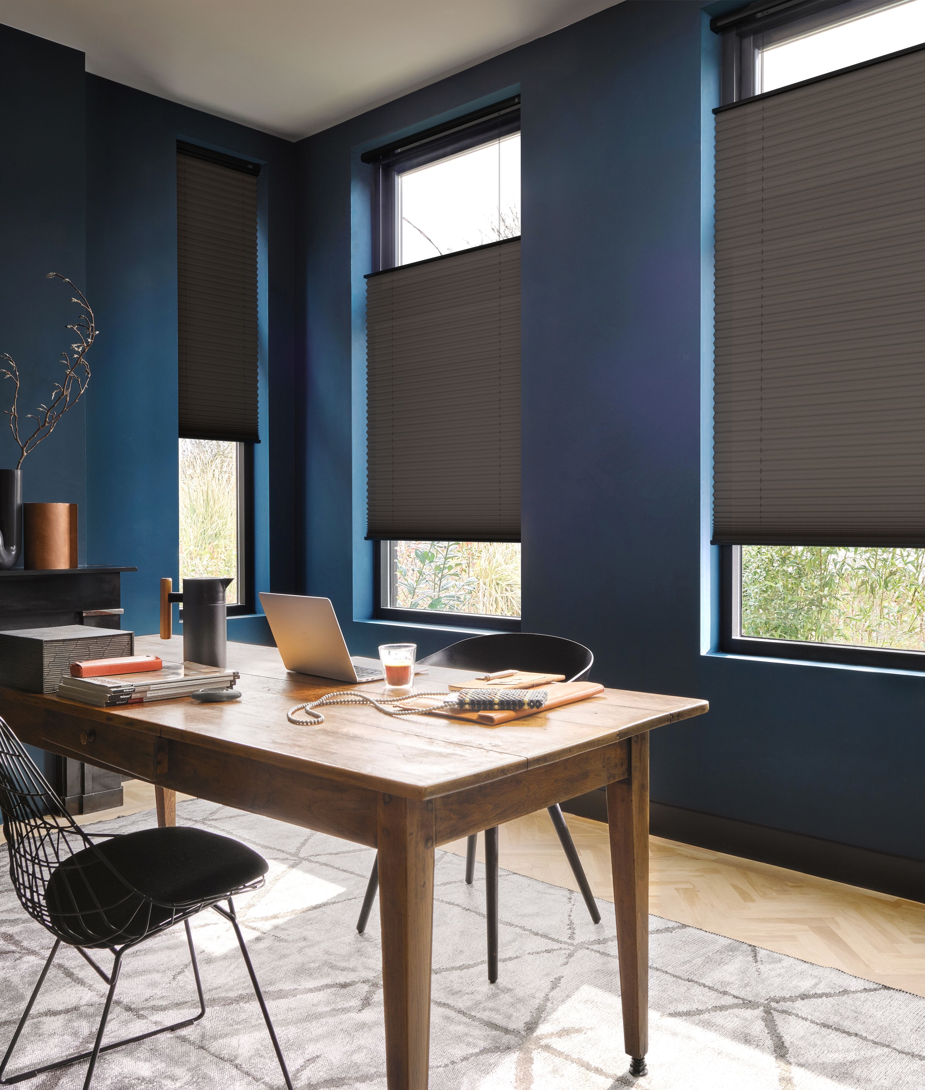 Sorte plisségardiner i et hjemmekontor