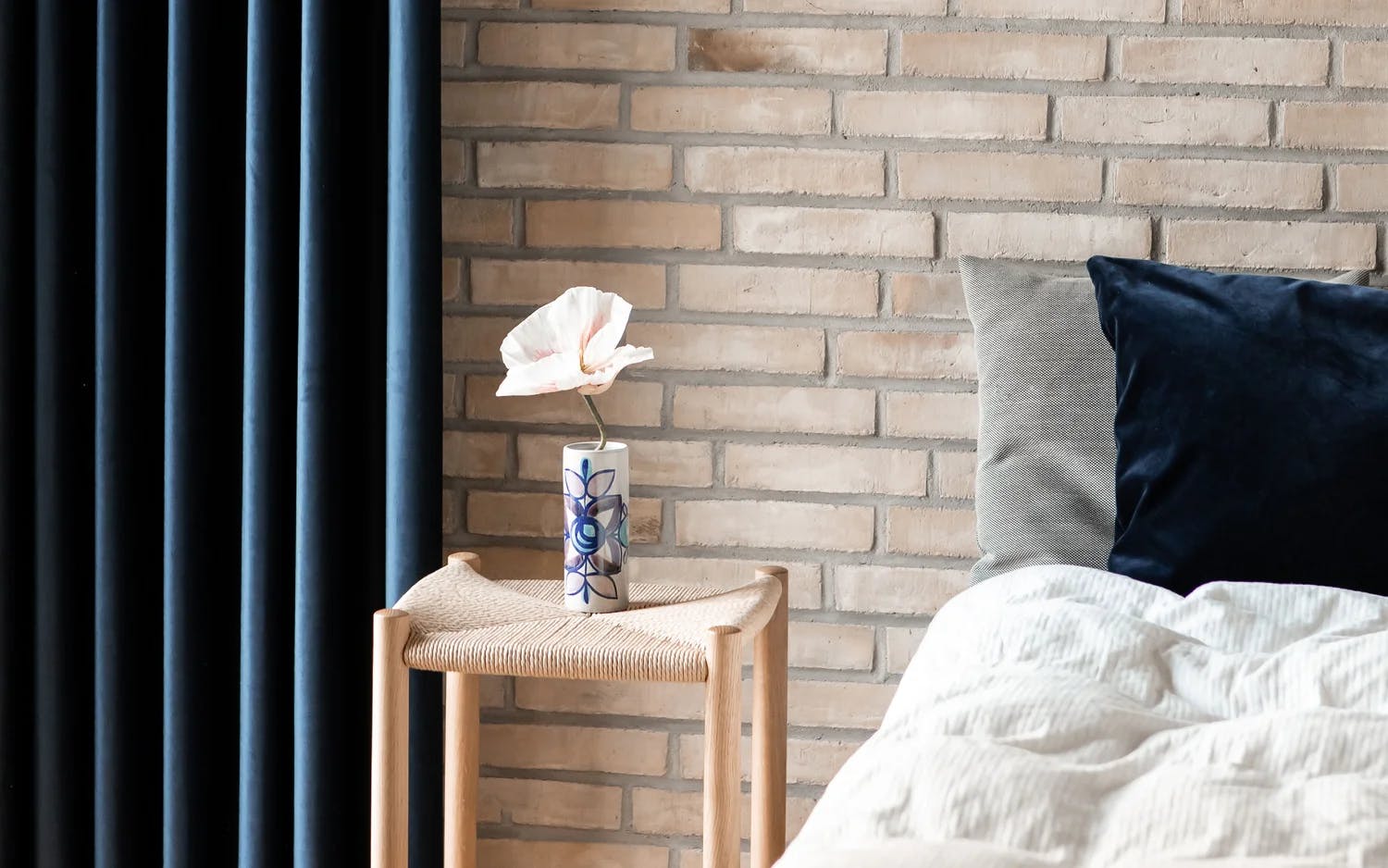 Blå gardiner på soverommet