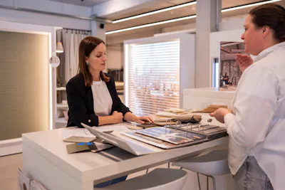 En kunde på besøg i Luxaflex® showroomet