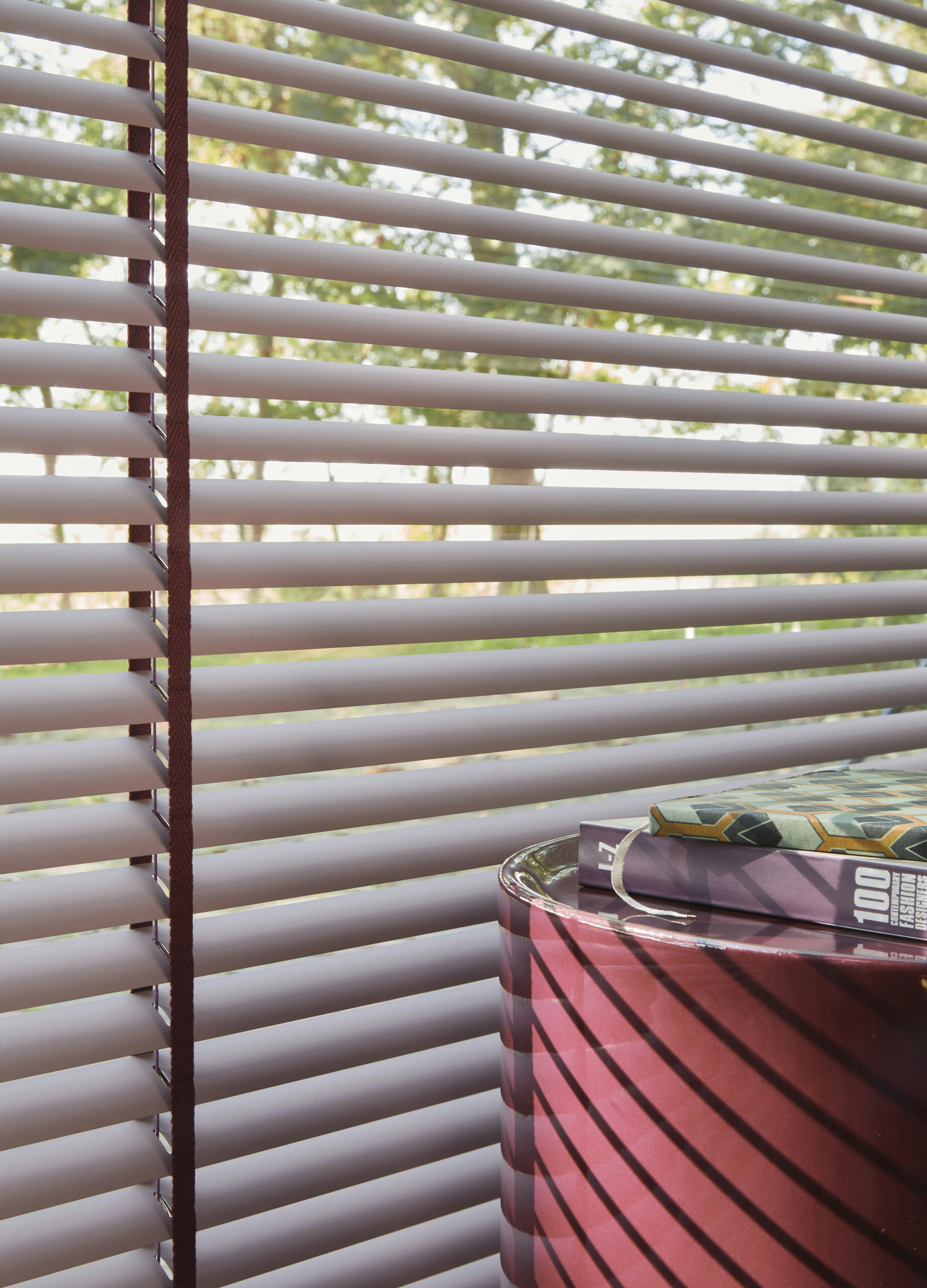 Close-up van paarse jaloezieën