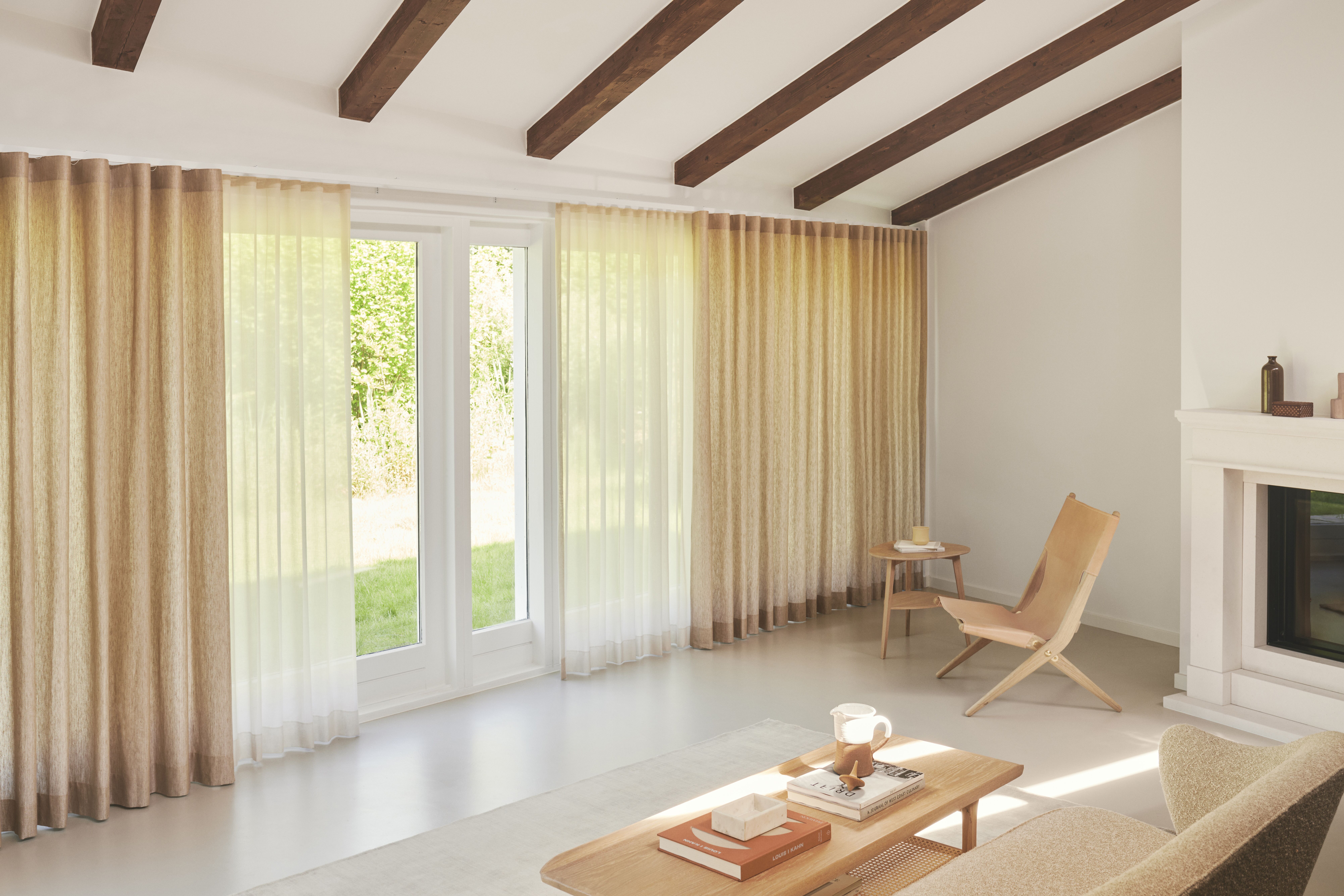 Witte en crèmekleurige gordijnen in een woonkamer