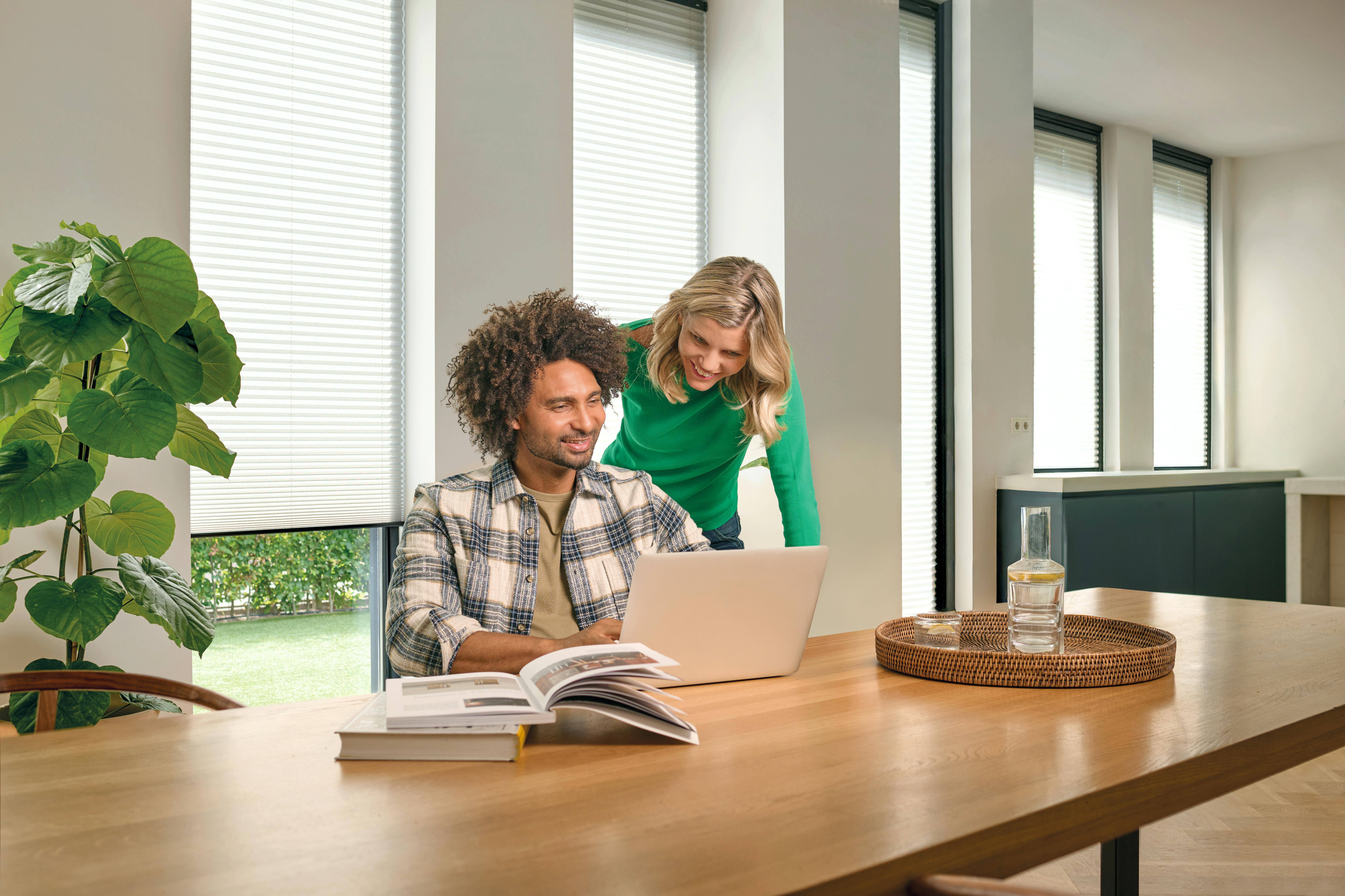 Stores plissés blancs dans une salle à manger avec un couple