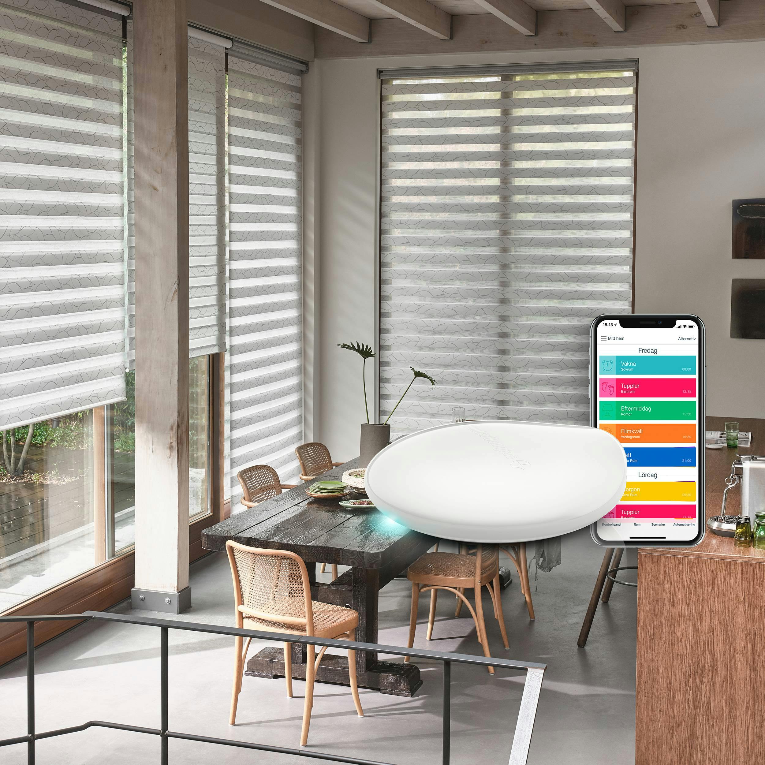 Powerview Automation-appen är ansluten till persiennerna i matsalen