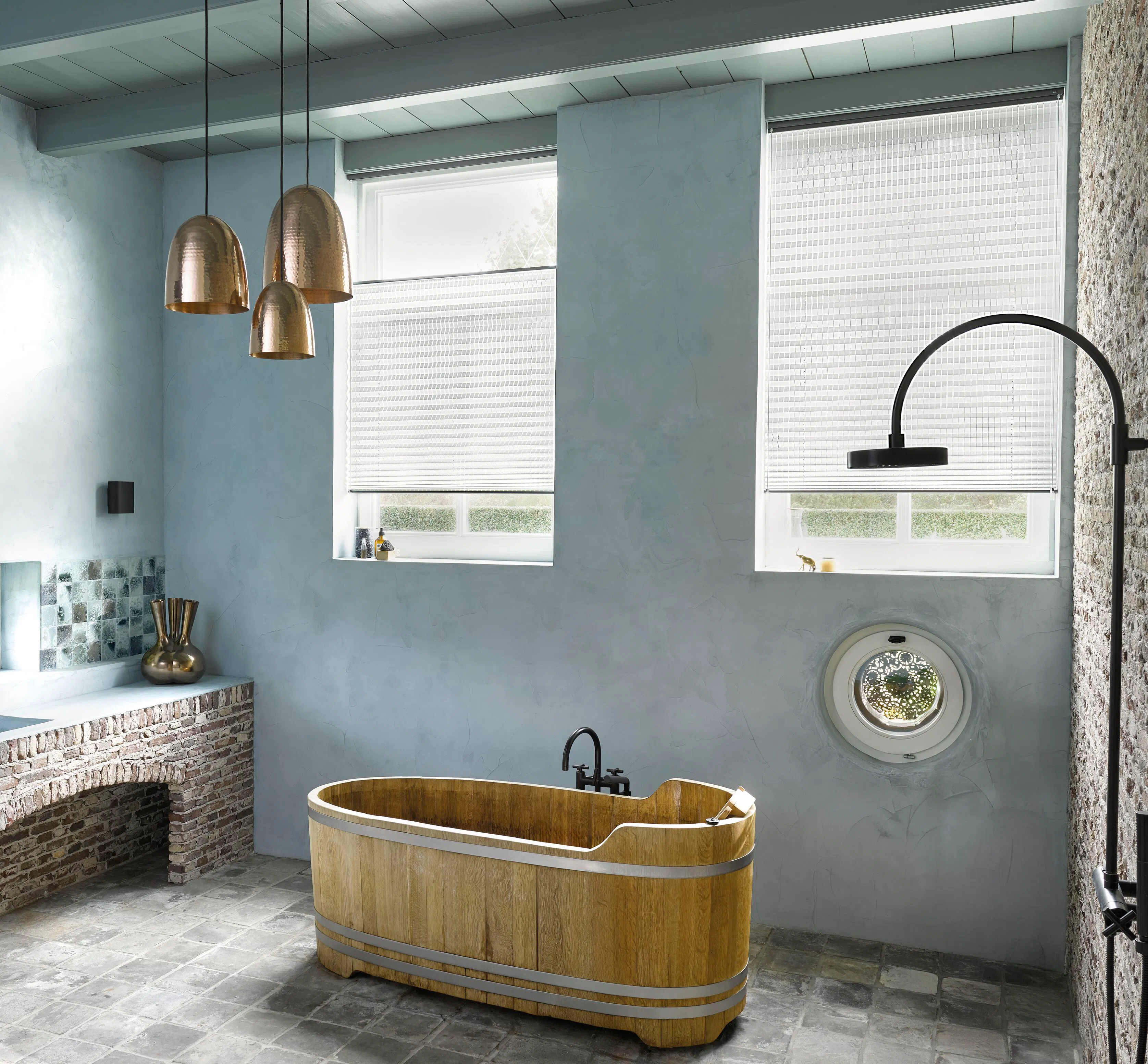 Badezimmer mit freistehender Badewanne und weißen Plissees an zwei Badezimmerfenstern, leicht geöffnet für Sichtschutz und gleichzeitigen Lichteinfall