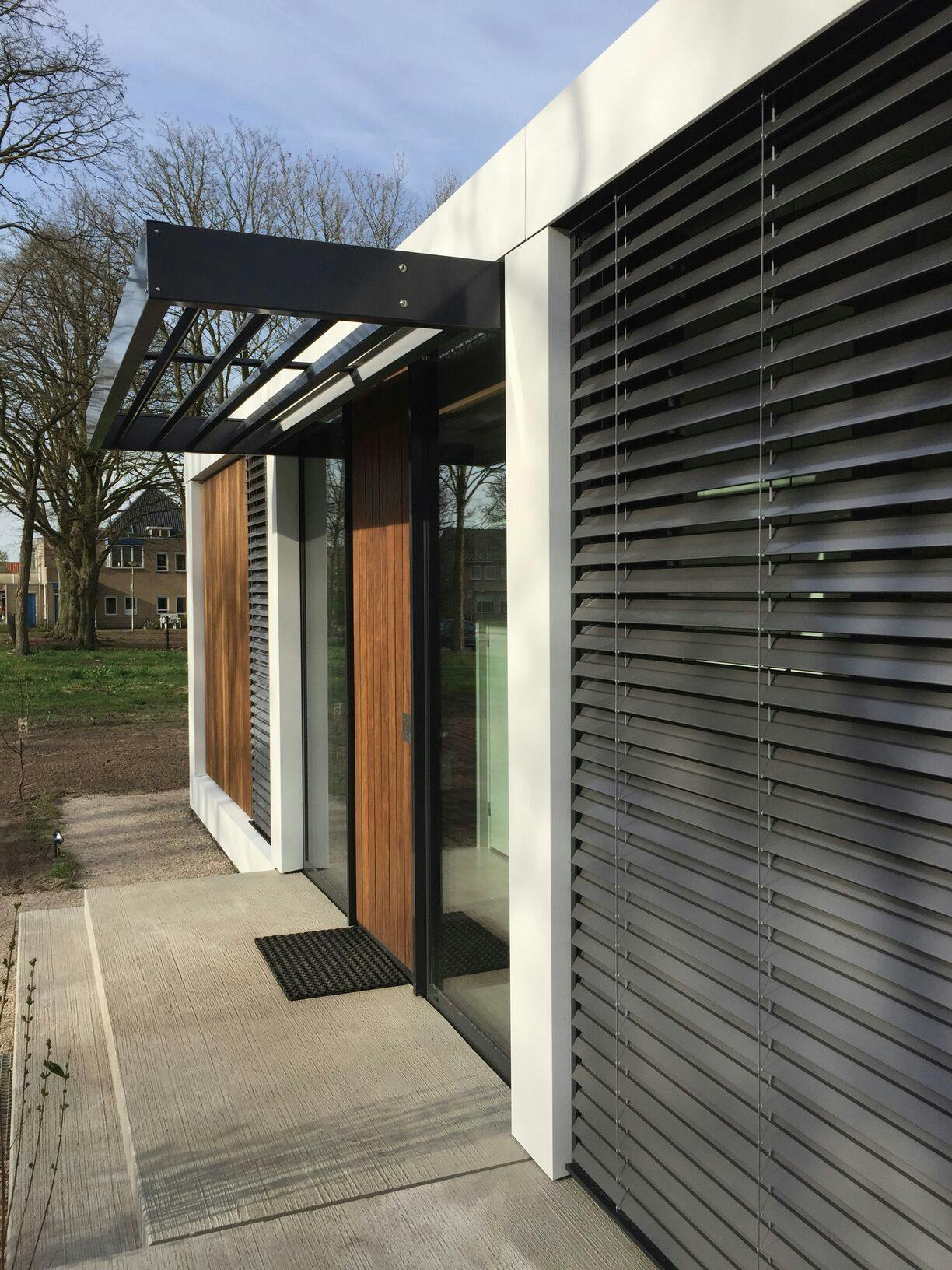 Zwarte metalen buitenjaloezieën