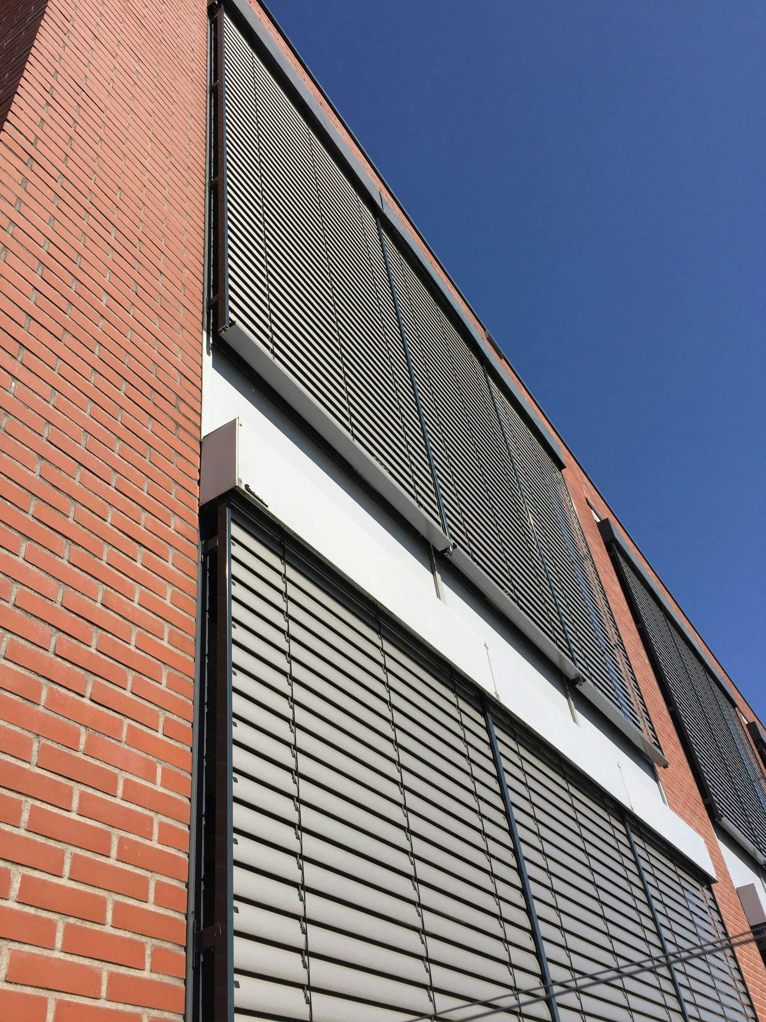 Zwarte metalen buitenjaloezieën