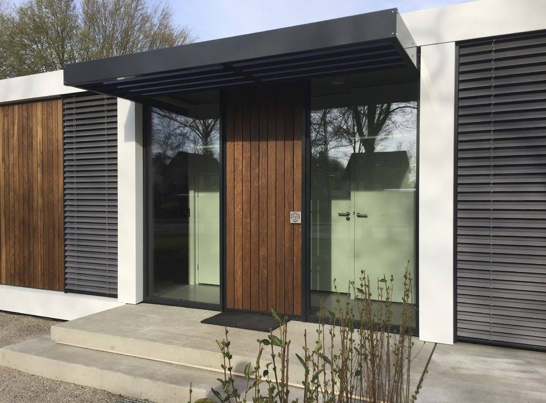 Zwarte buitenjaloezieën op een moderne woning