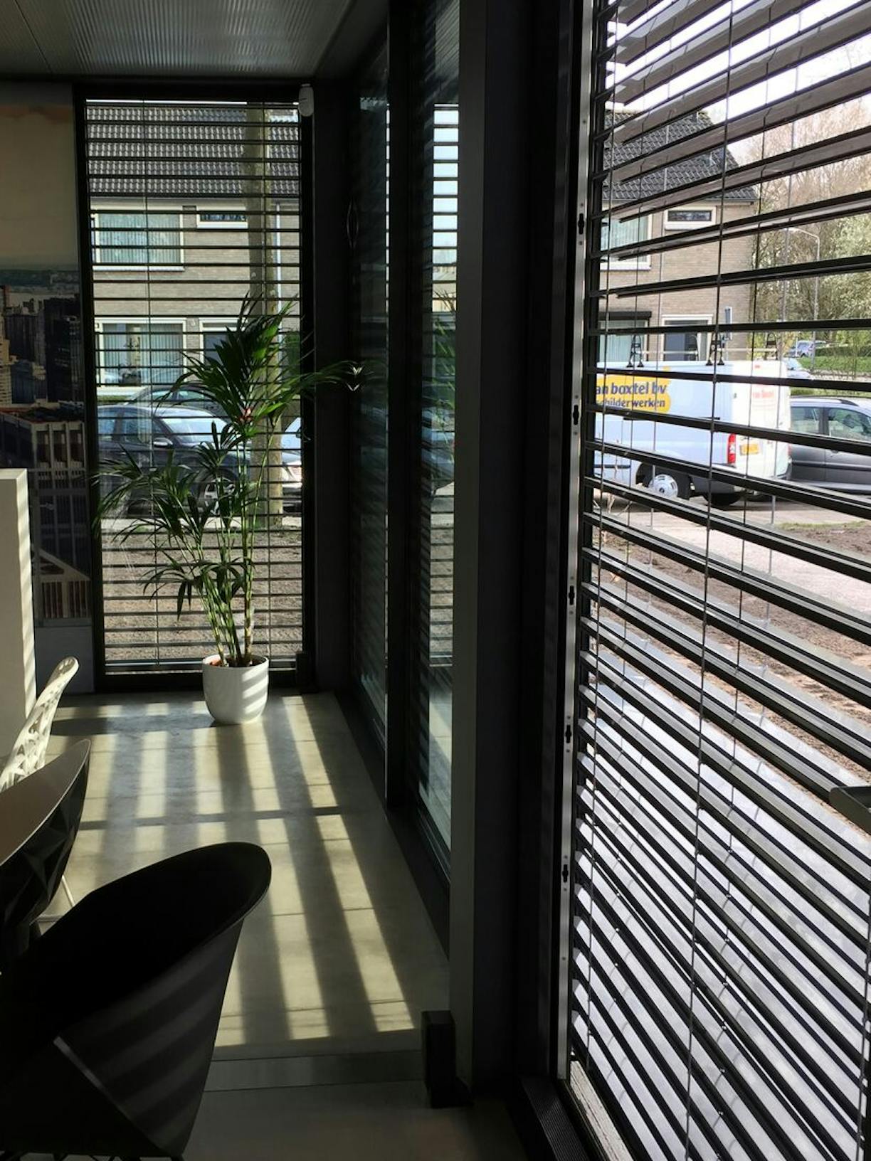 Zicht vanuit binnen op de buitenjaloezieën