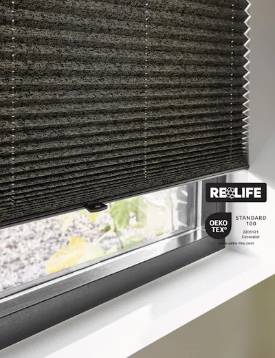 Nærbilde av mørkegrønne plisségardiner