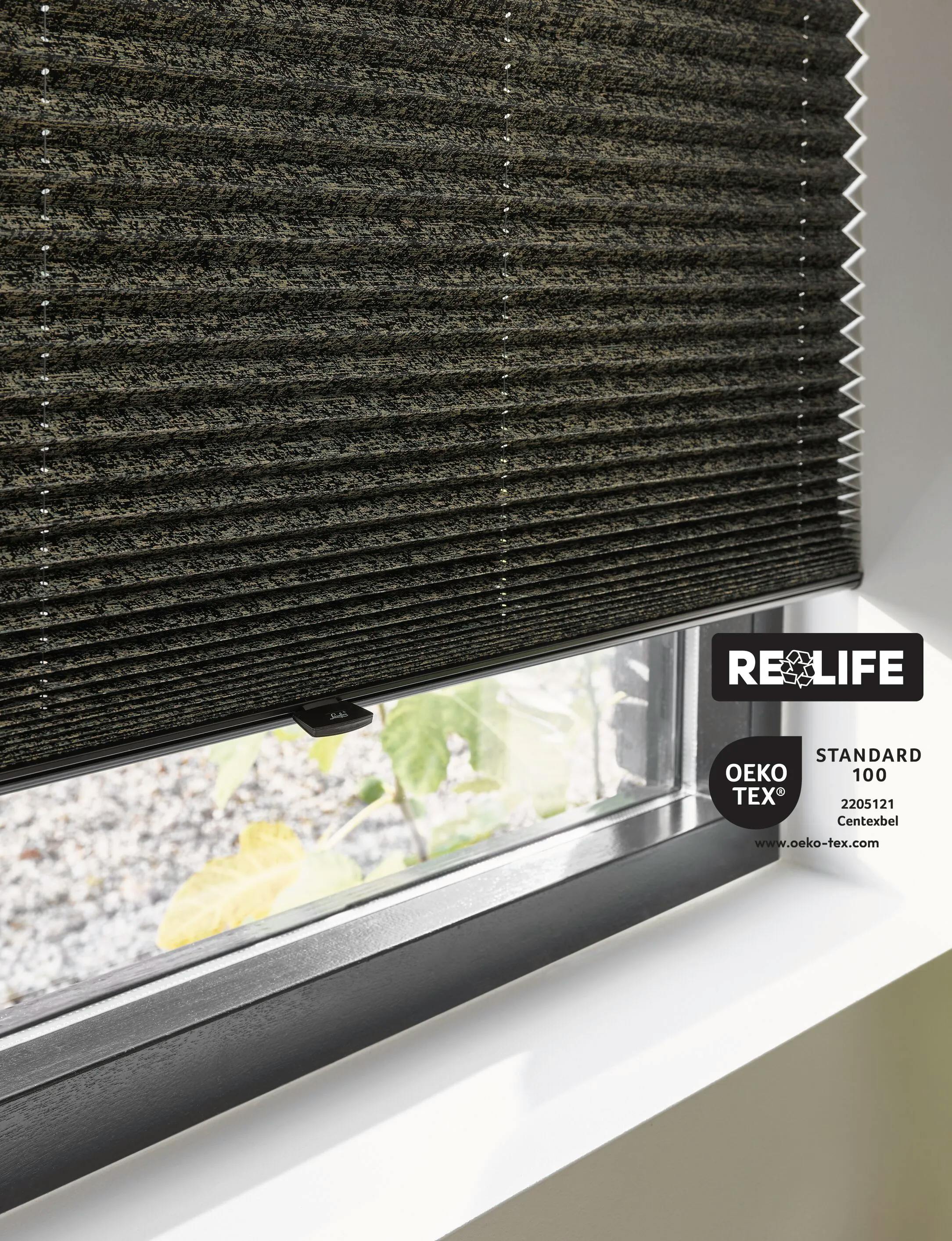 Gros plan sur des stores plissés vert foncé