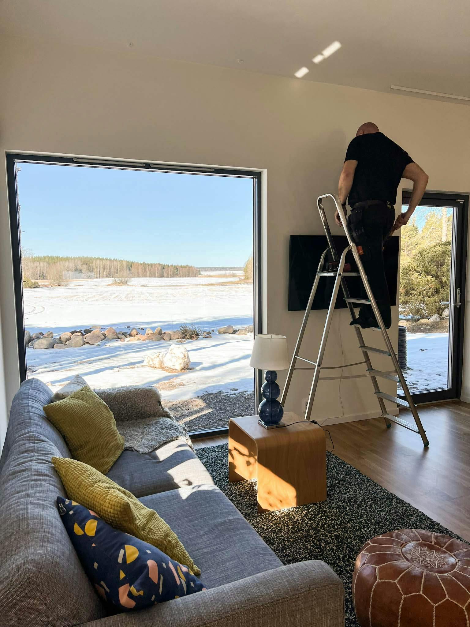 Luxaflex dealer fitting new blinds