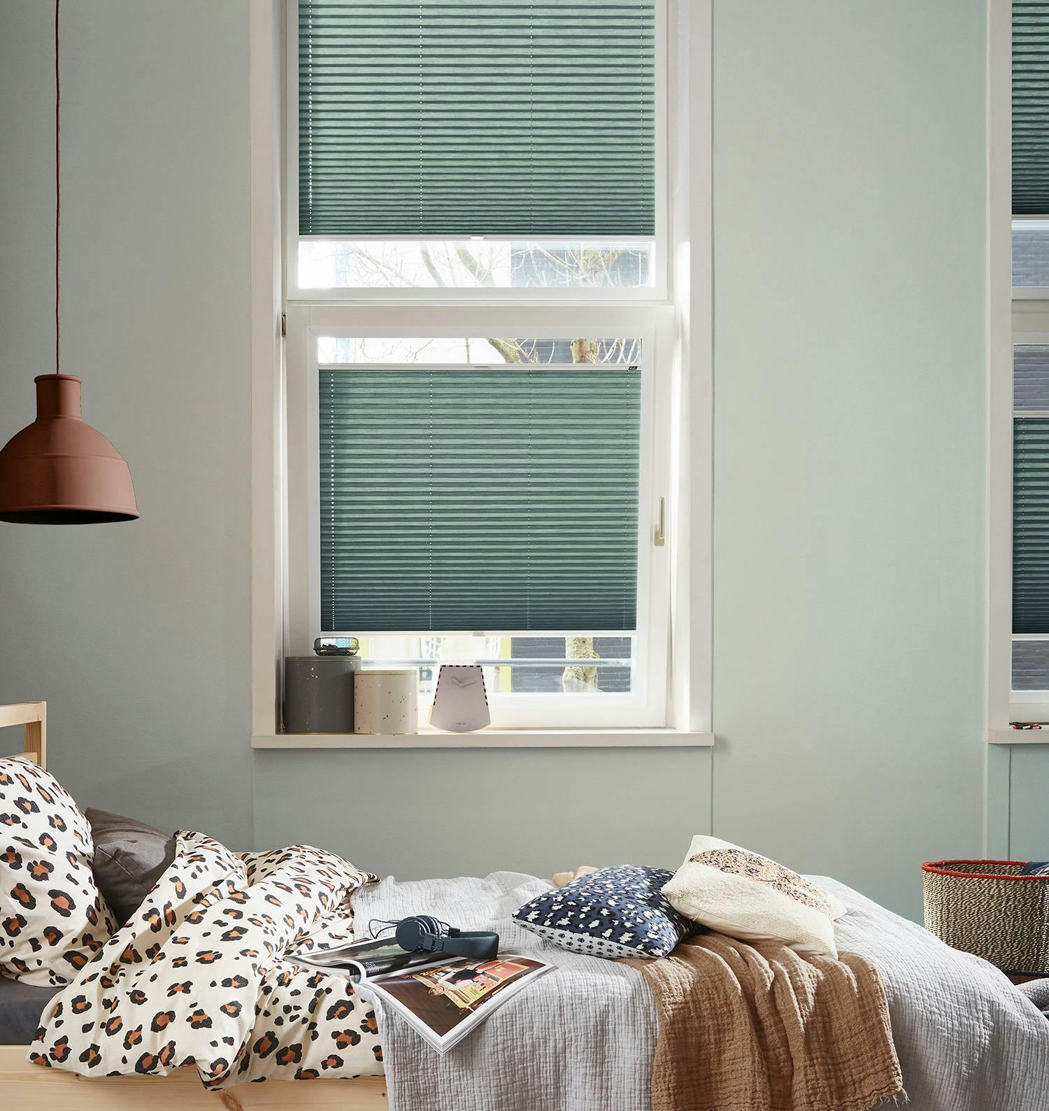 Årets farve Tranquil Dawn på Luxaflex® Plisségardin