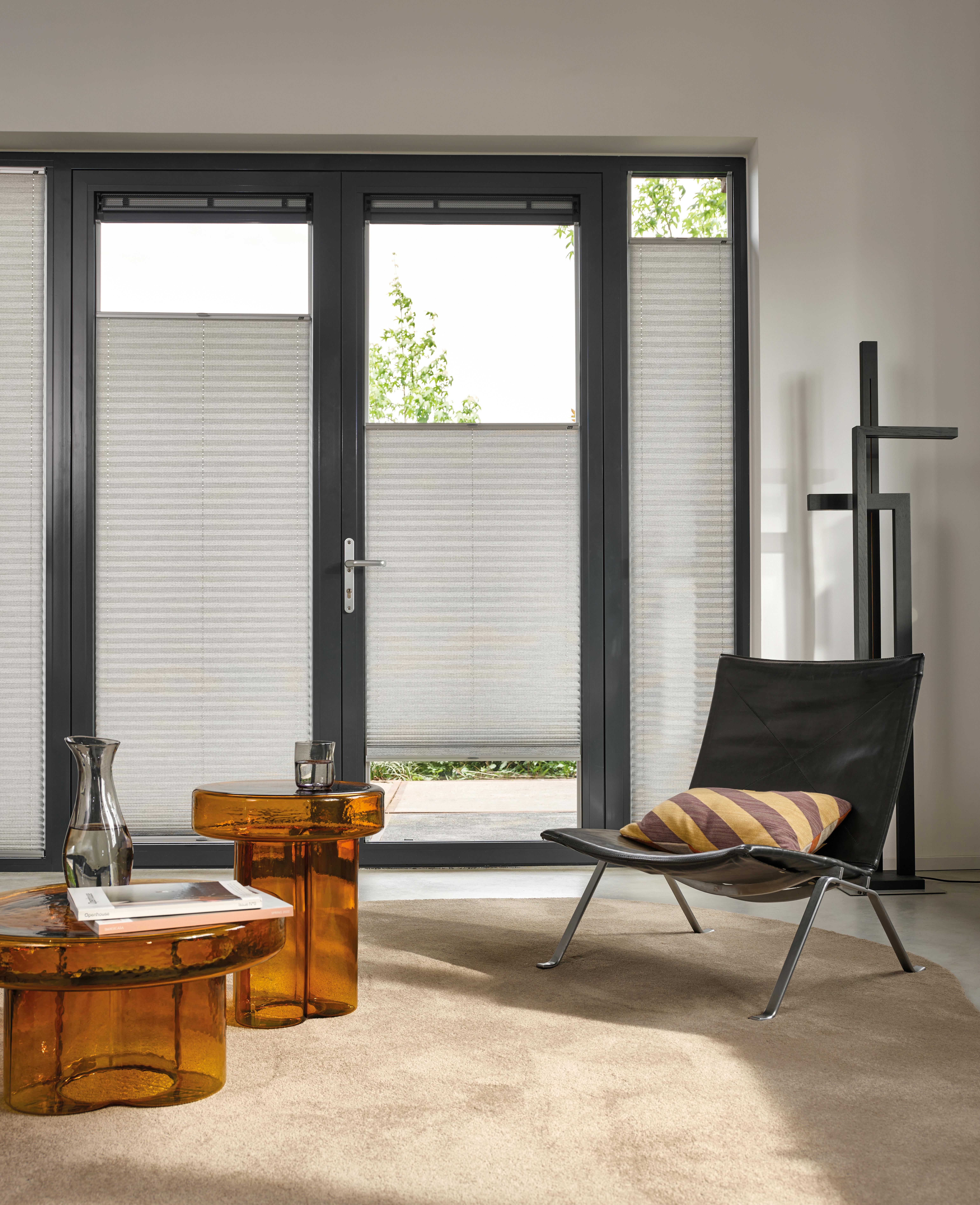 Grijze plissé shades op deur