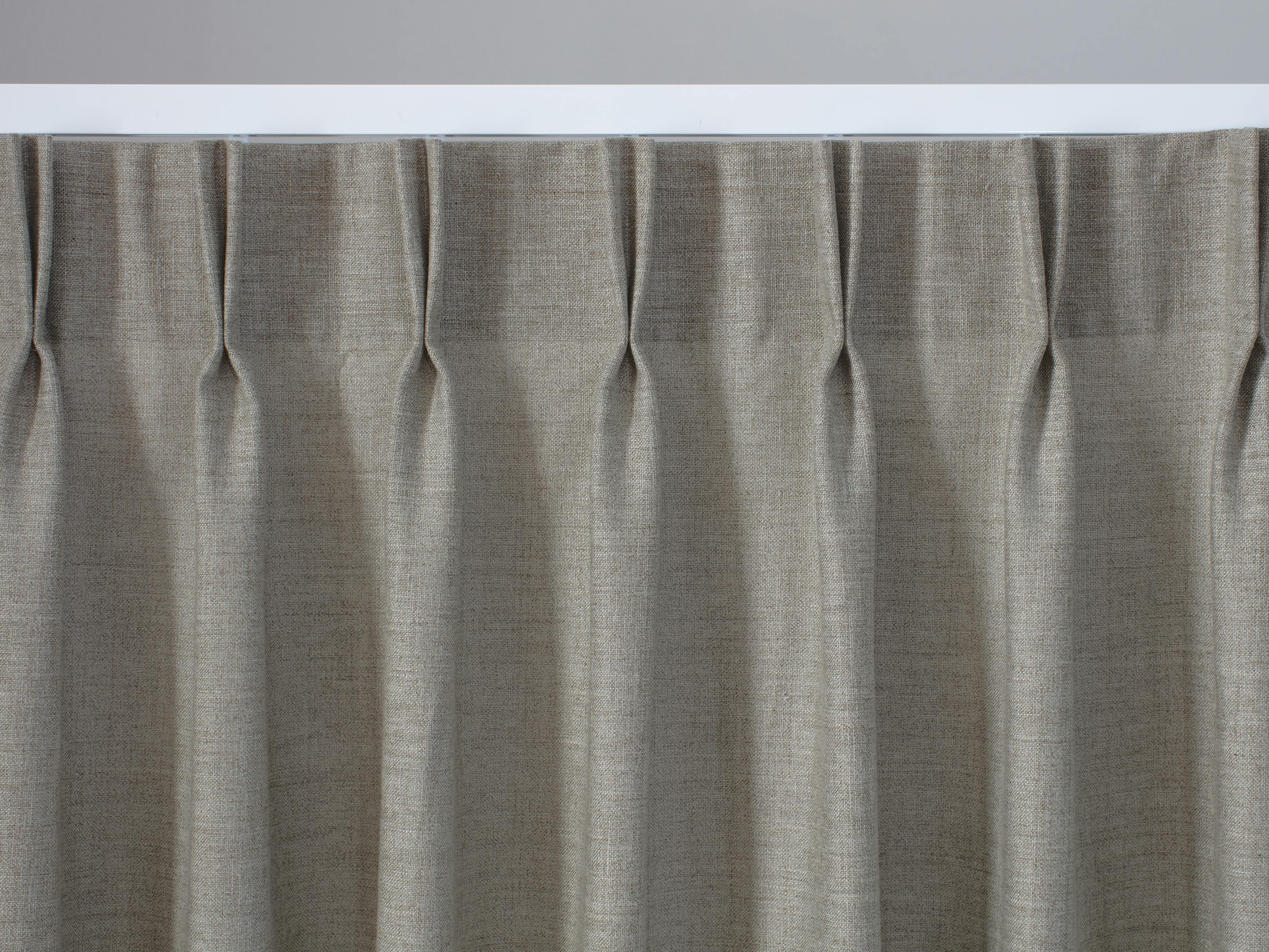 Gardinlängd med fastsydda veck