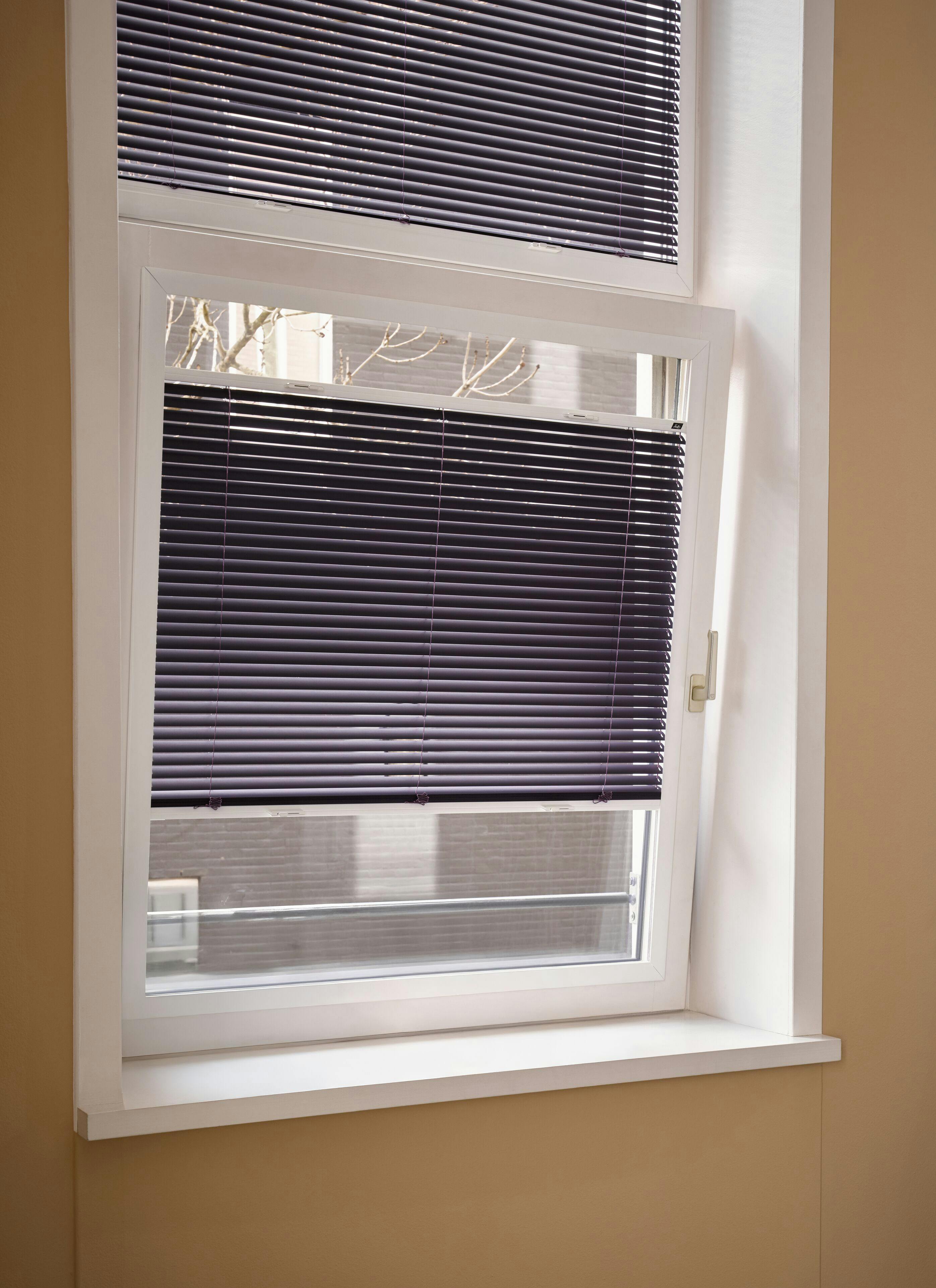 Paarse jaloezieën op een draai-kiepraam met top down / bottom up functie