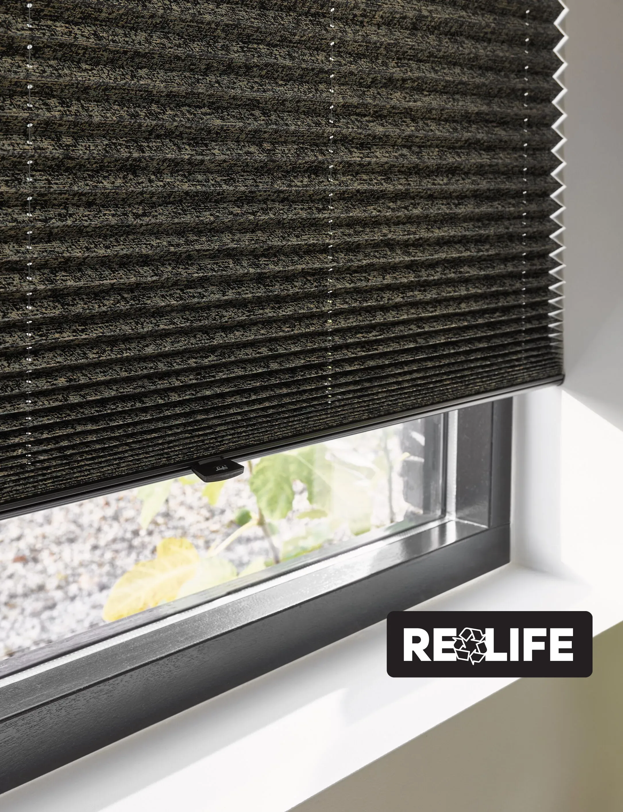 Close-up van re-life plissé shades in zwart en groen design