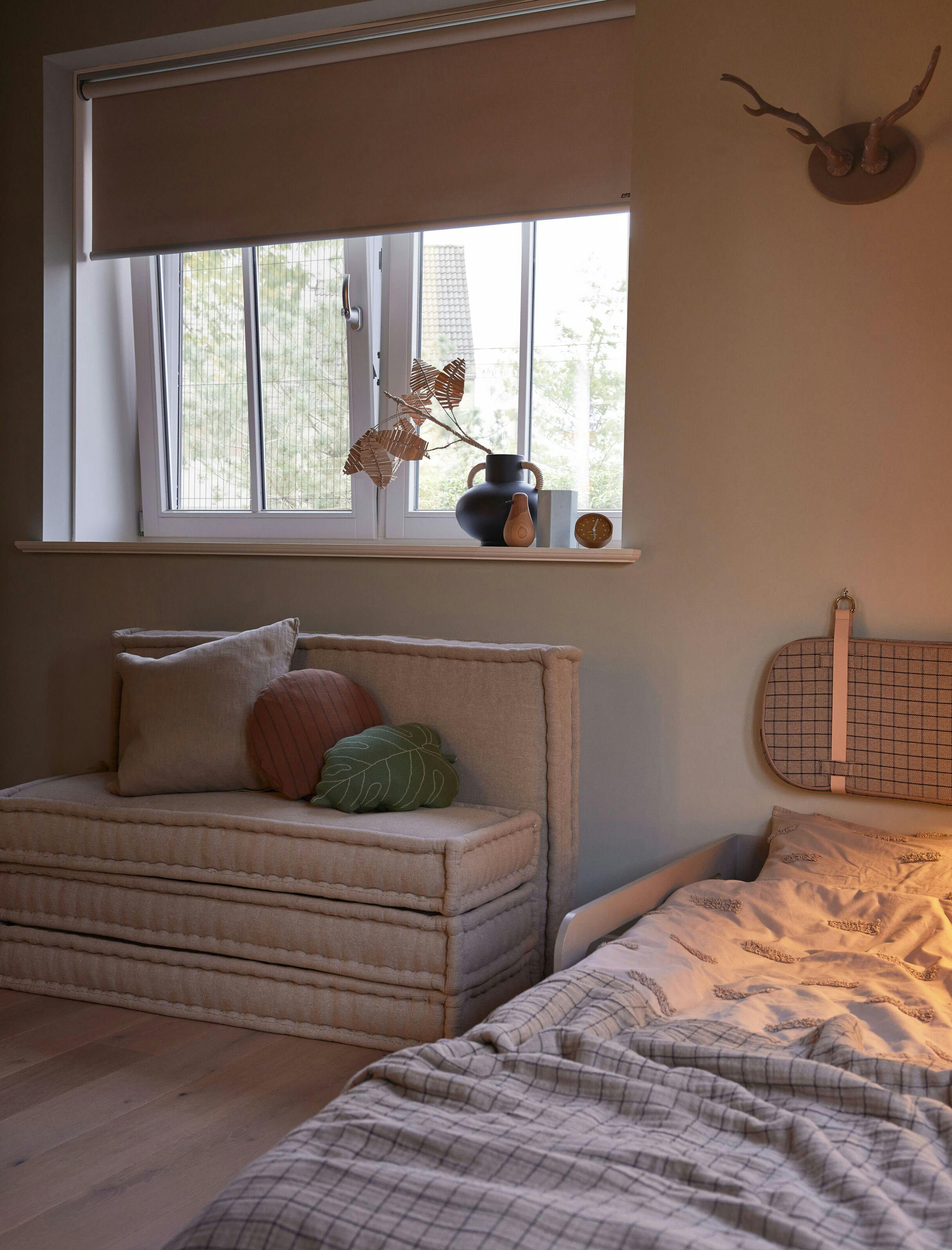 Fixed insect screen in a kids bedroom