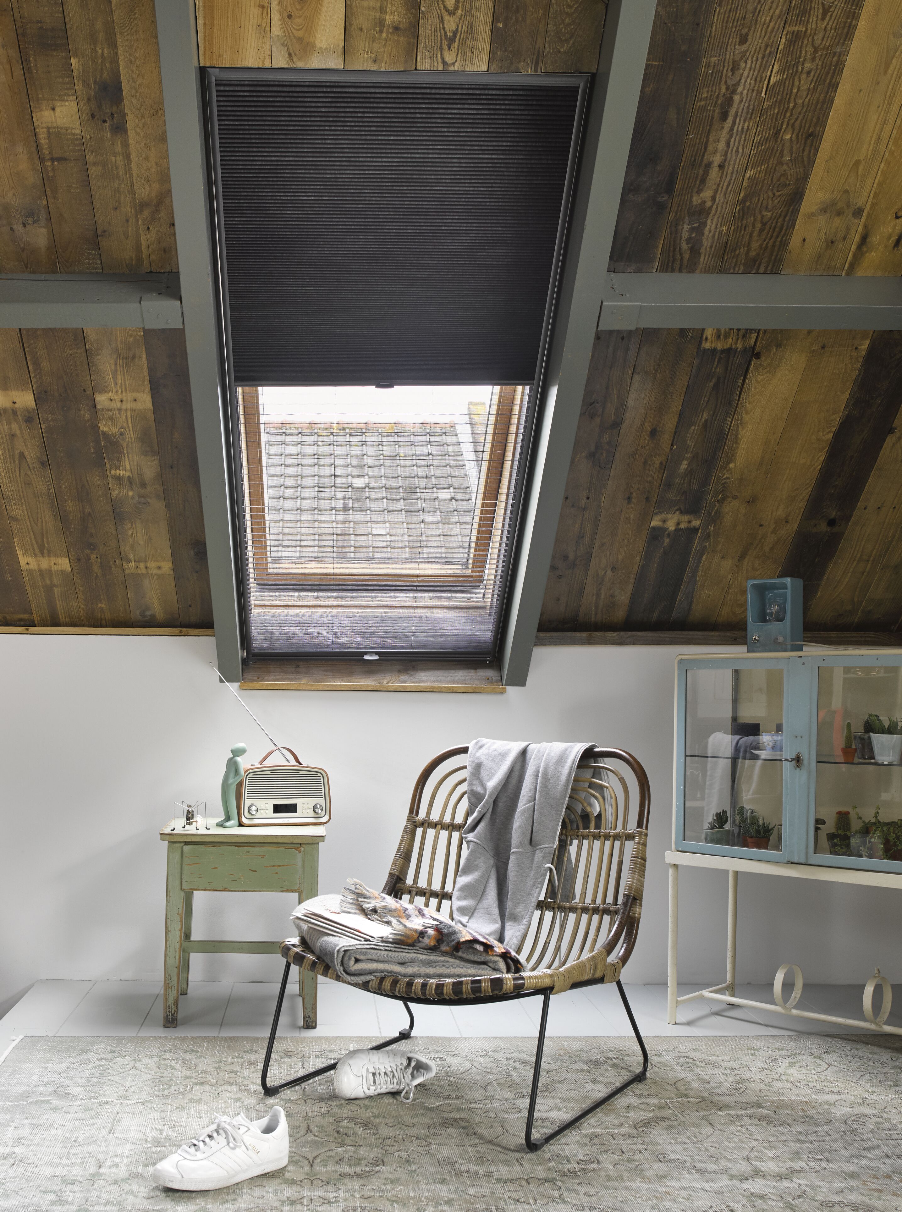 Plisségardin insektnet i et skråvindue