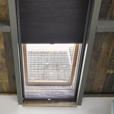 Plisségardin insektnett i et skråvindu