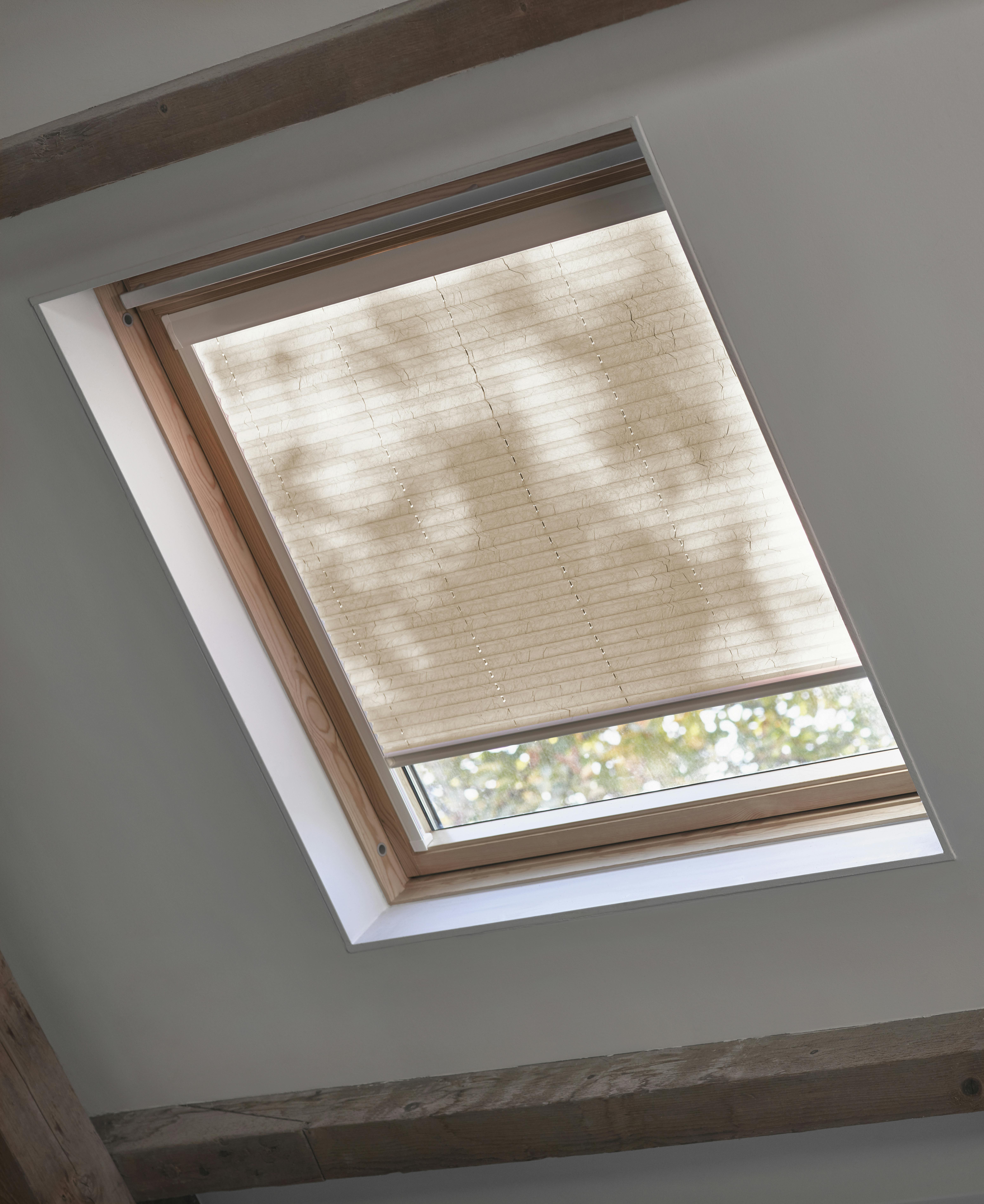 beige plissé gordijnen op een dakraam