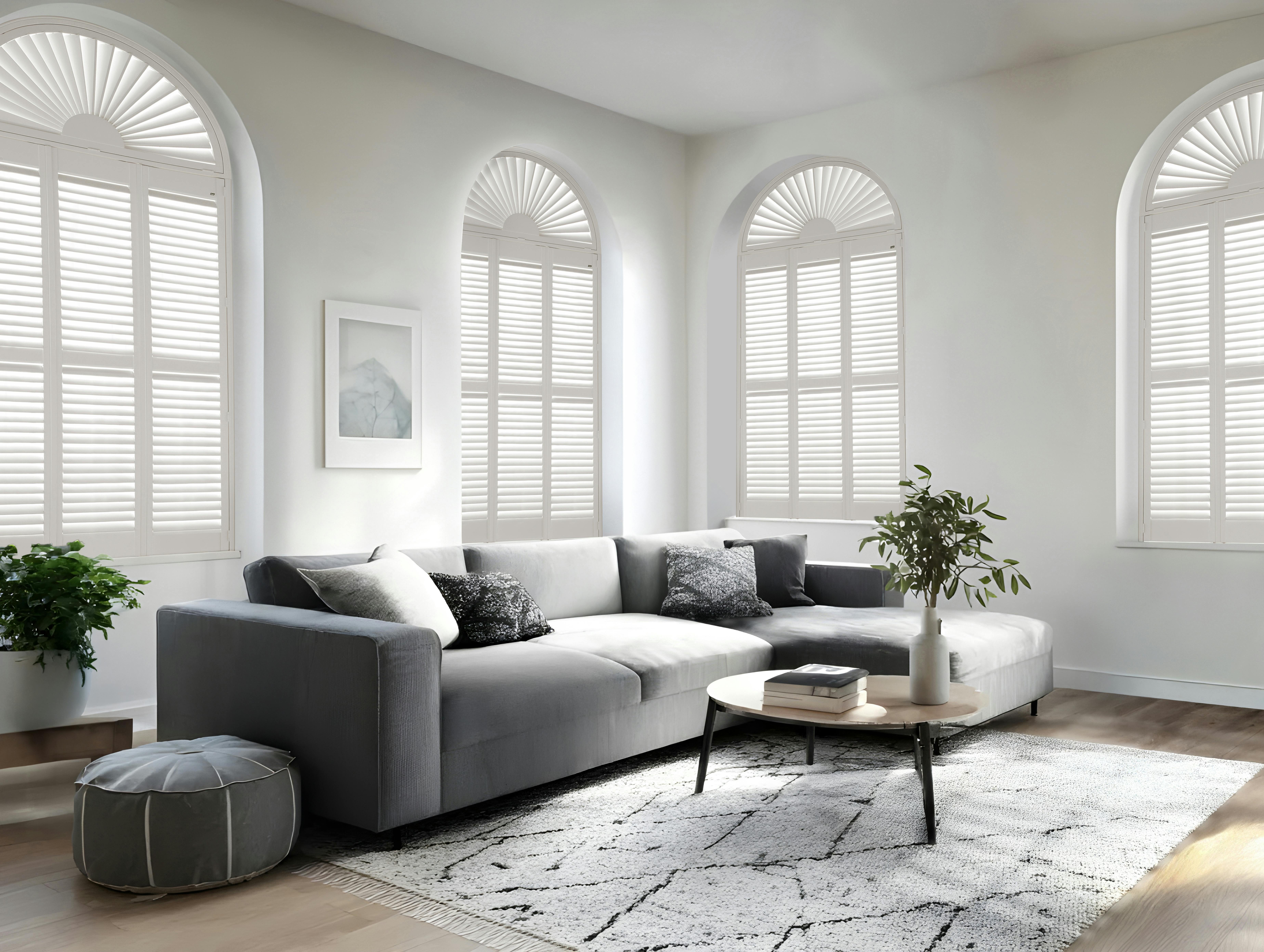 Witte shutters op een rond raam