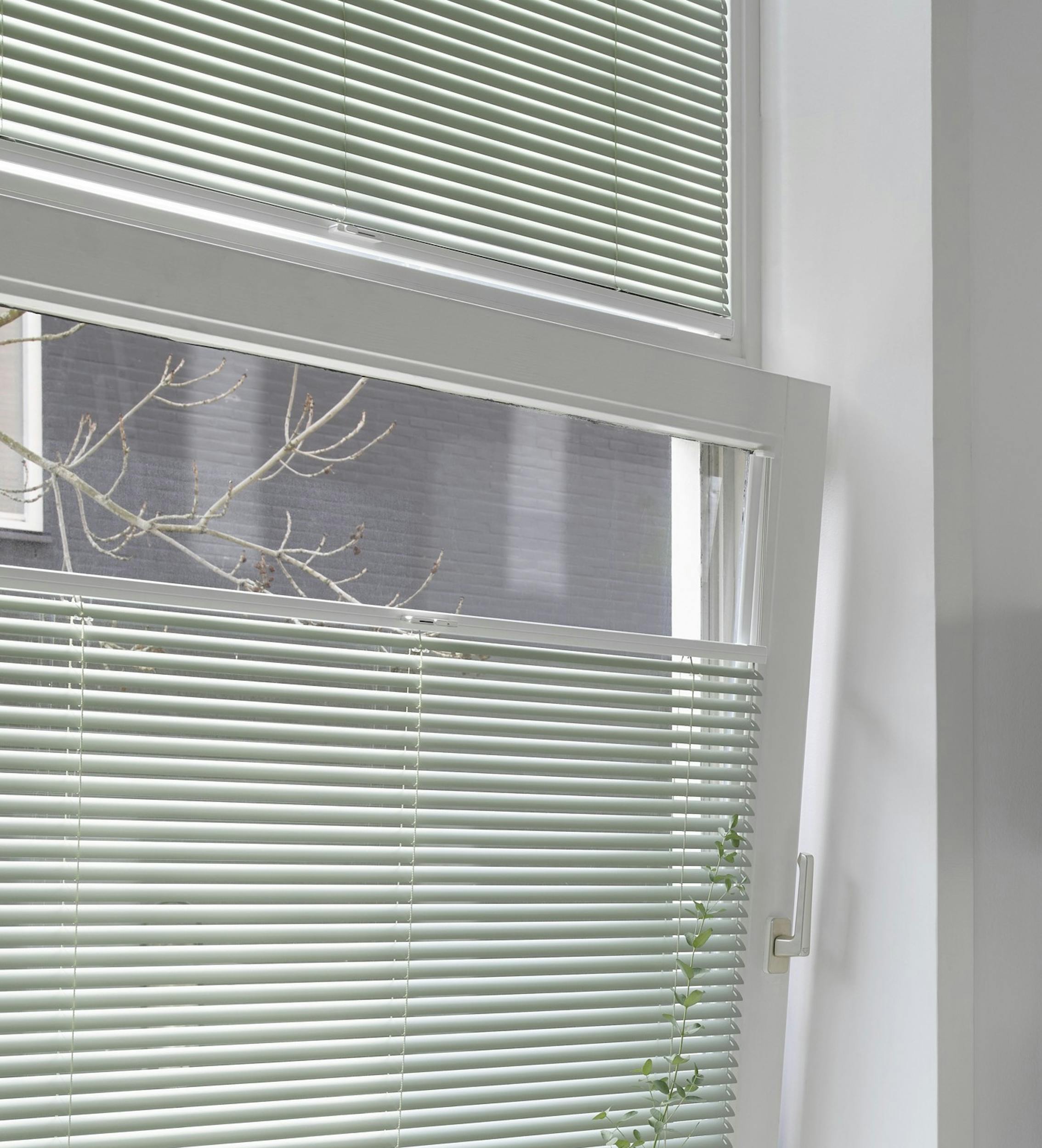 Groene horizontale jaloezieën voor draai-kiepramen